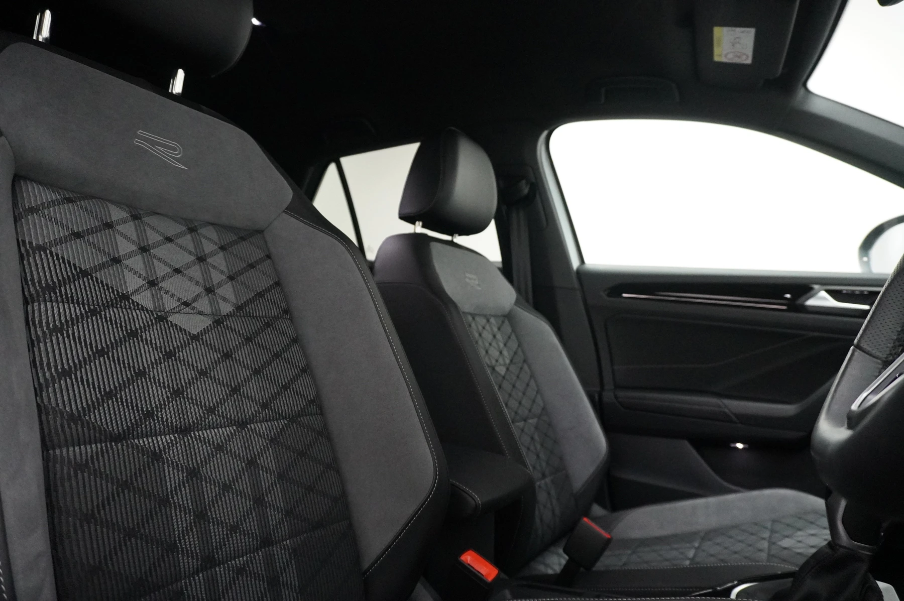 Volkswagen-T-Roc-image-12
