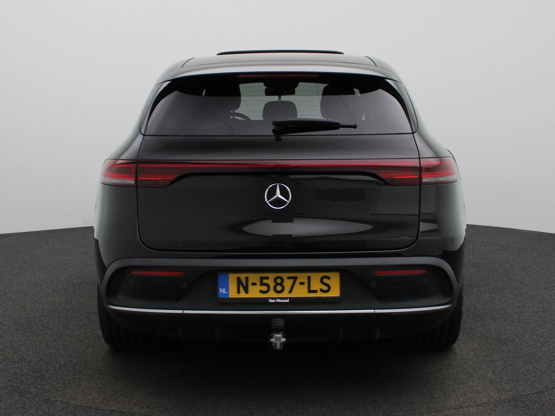 Mercedes-Benz-EQC-image-4