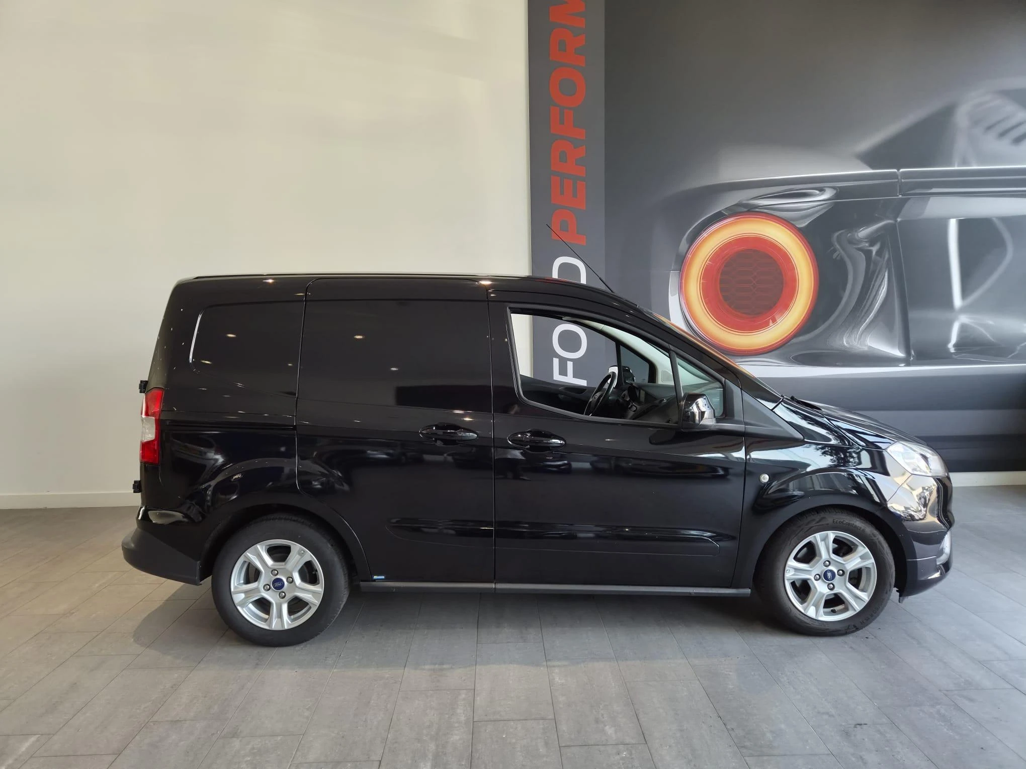 Ford-Transit Courier-image-5