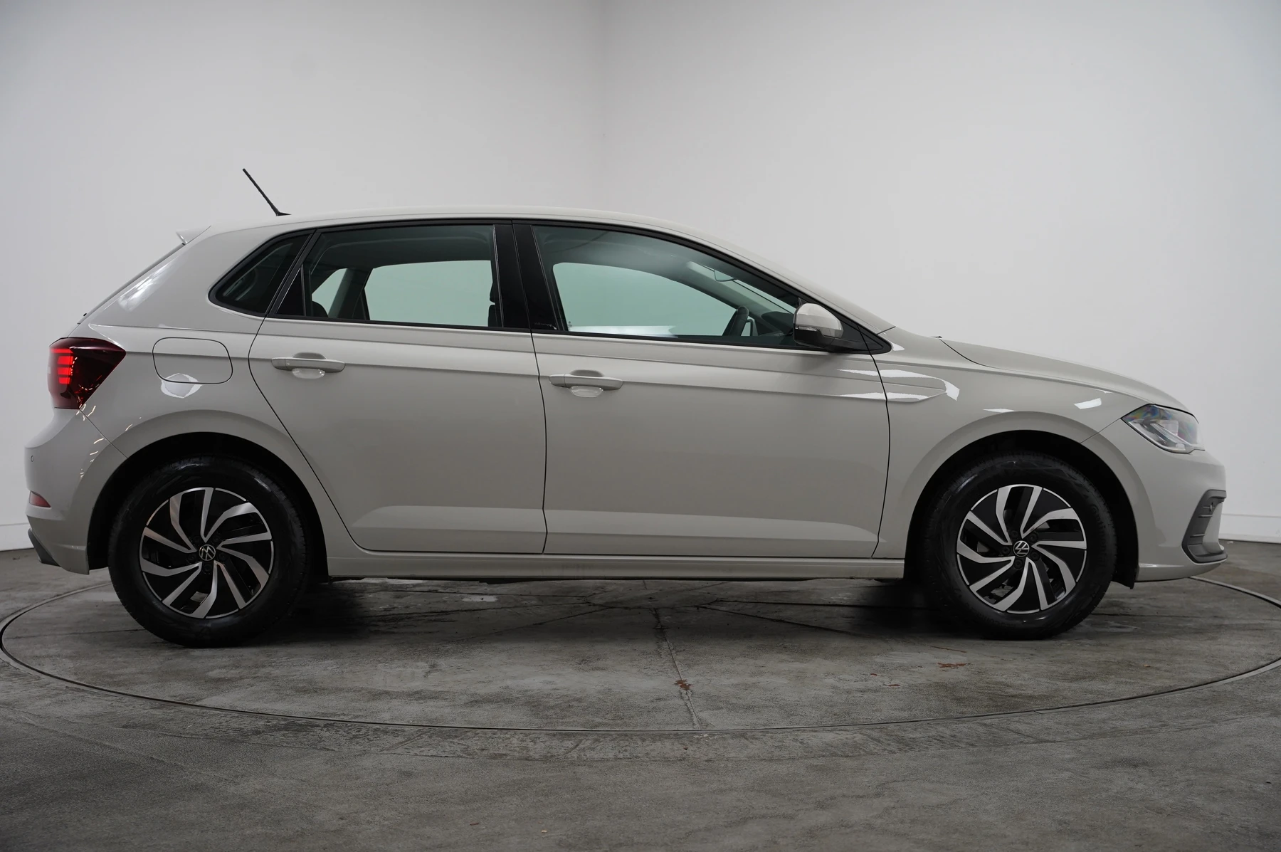 Volkswagen-Polo-image-3
