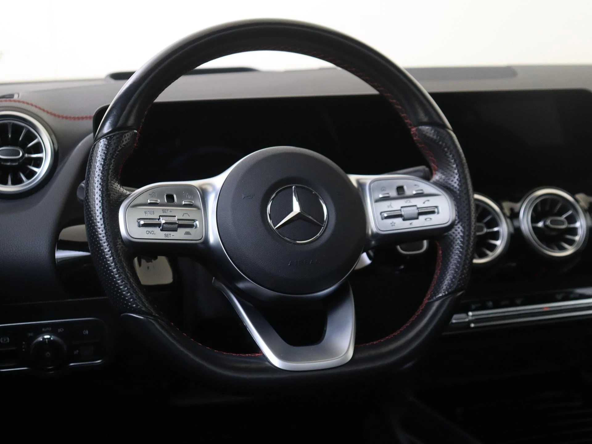 Mercedes-Benz-EQA-image-9