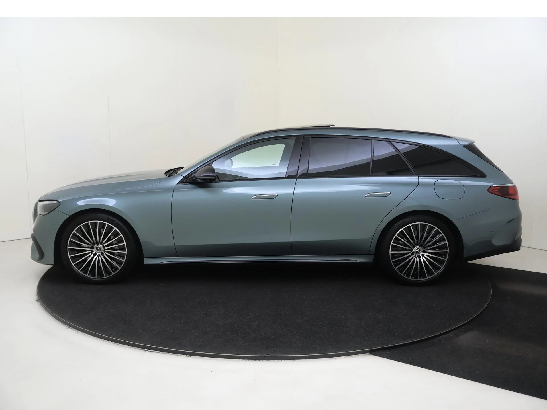 Mercedes-Benz-E-Klasse-image-7