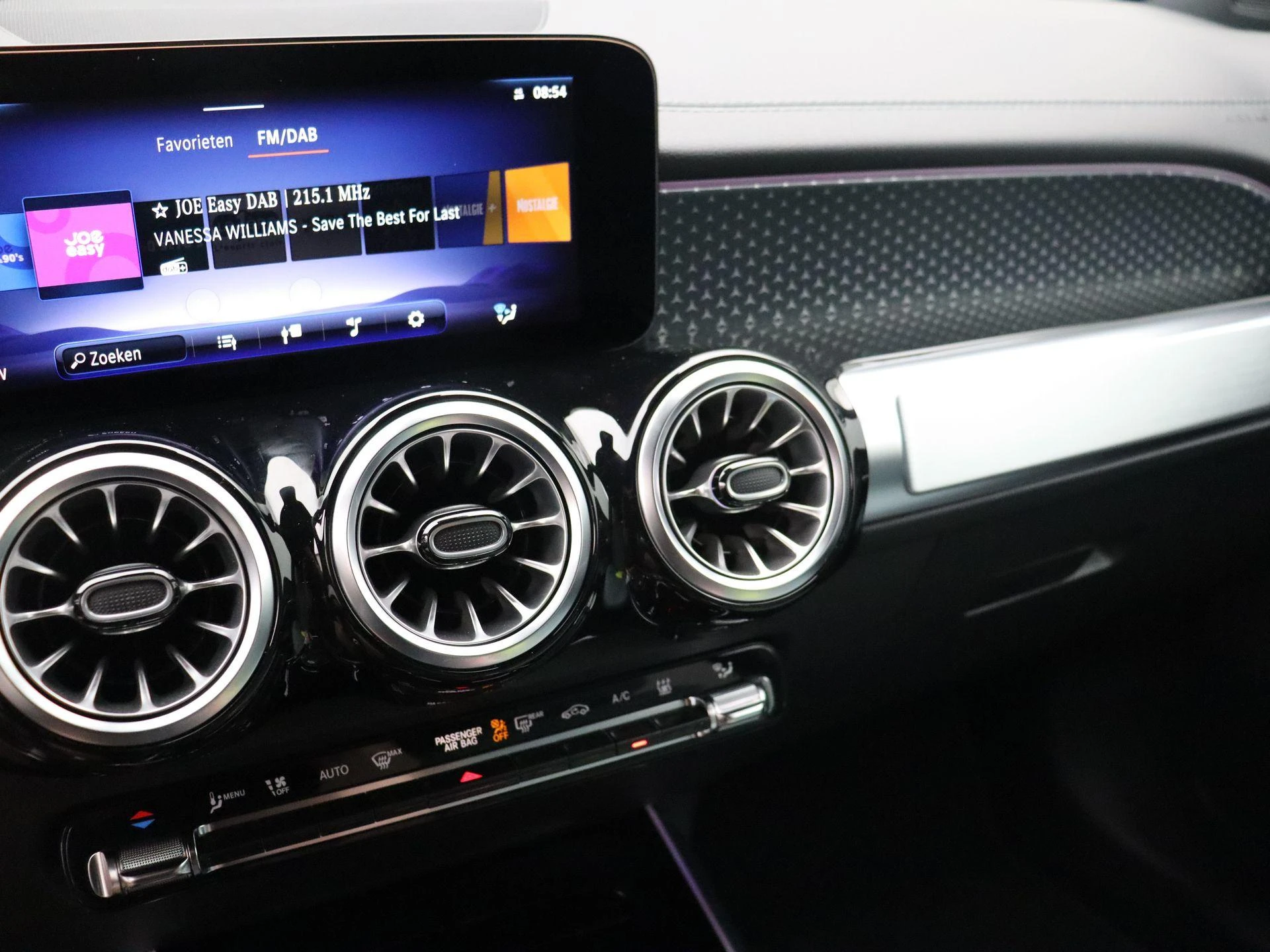 Mercedes-Benz-EQB-image-10