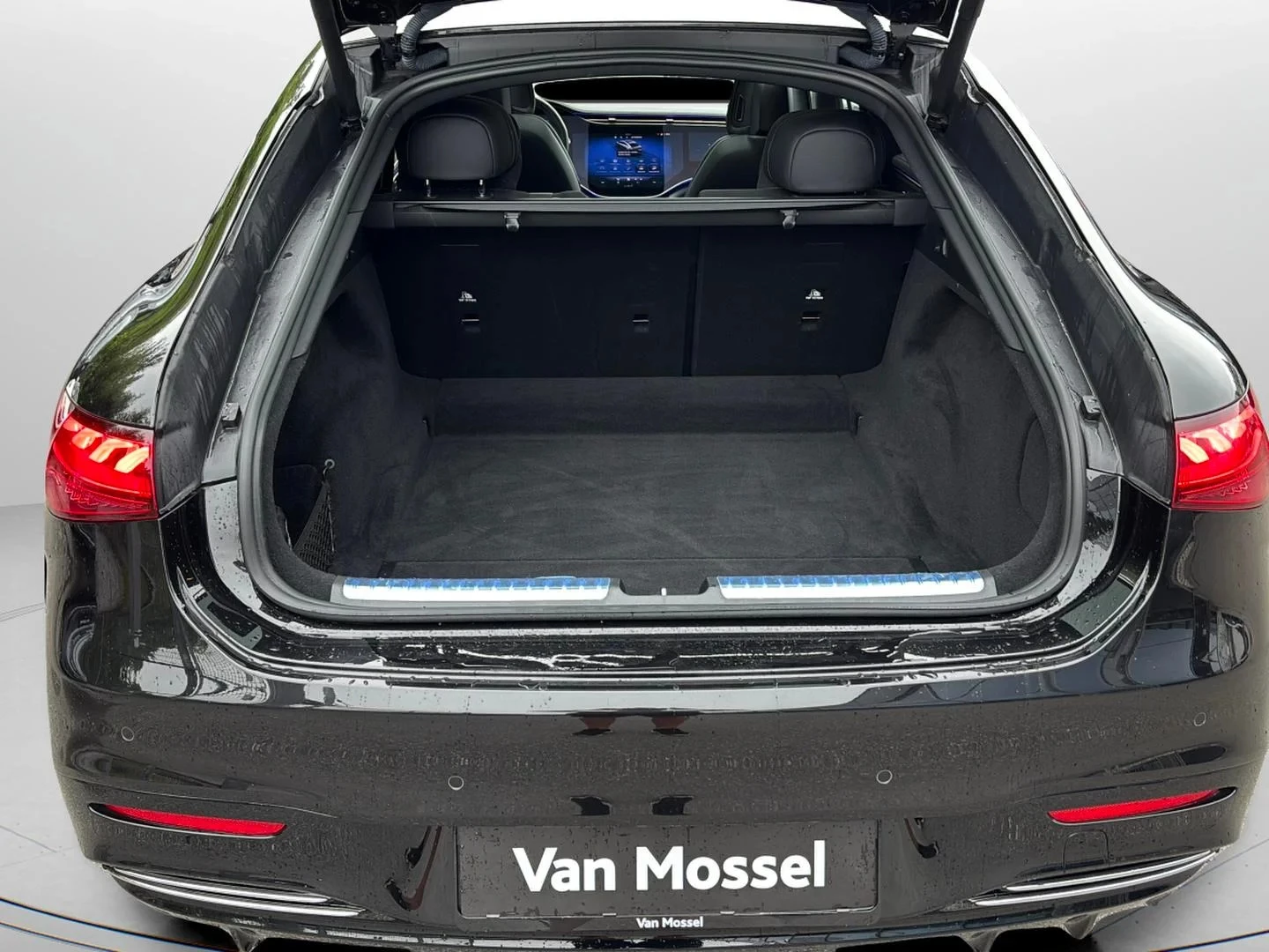 Mercedes-Benz-EQS-image-15