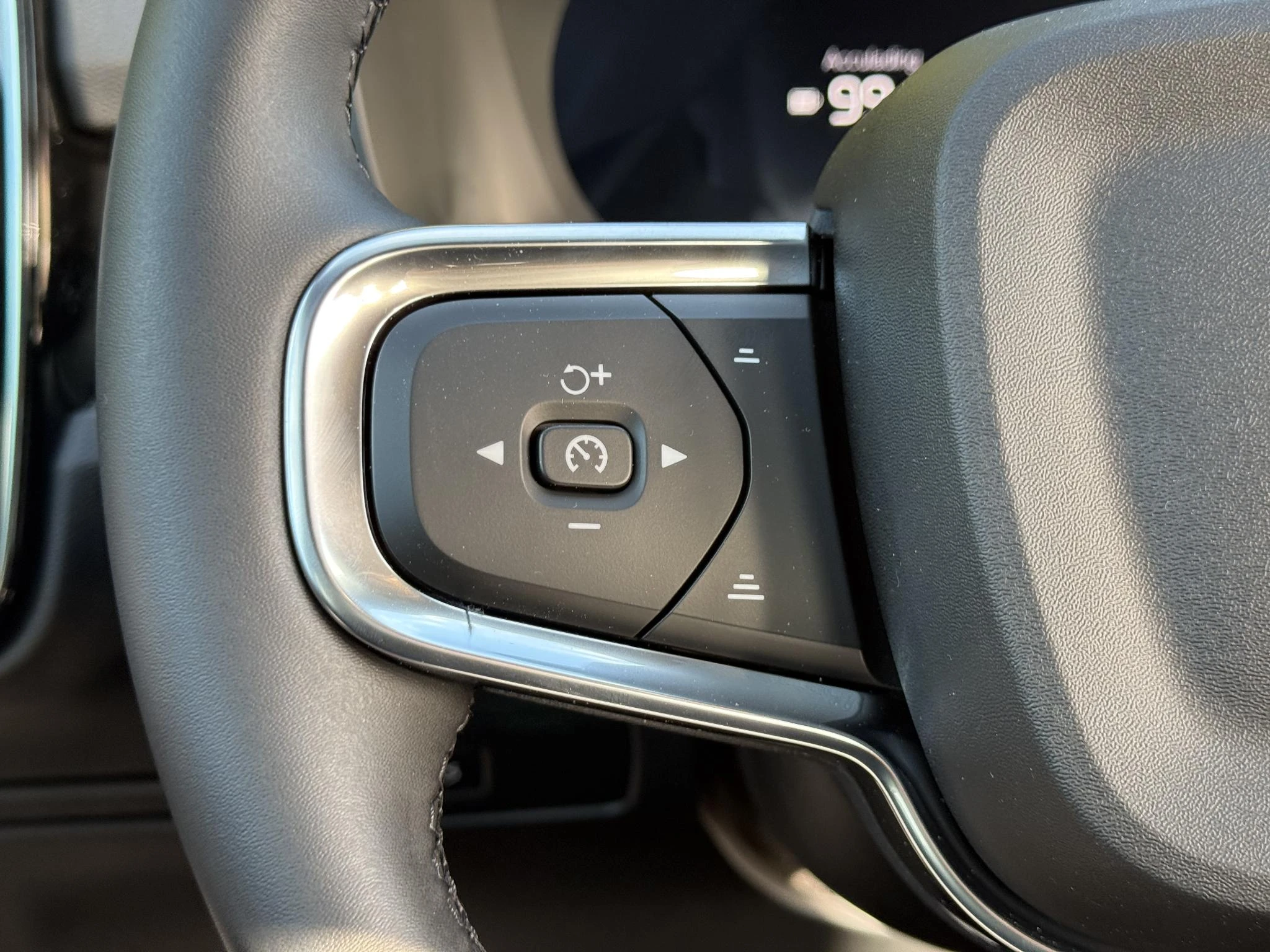 Volvo-EX40-image-22
