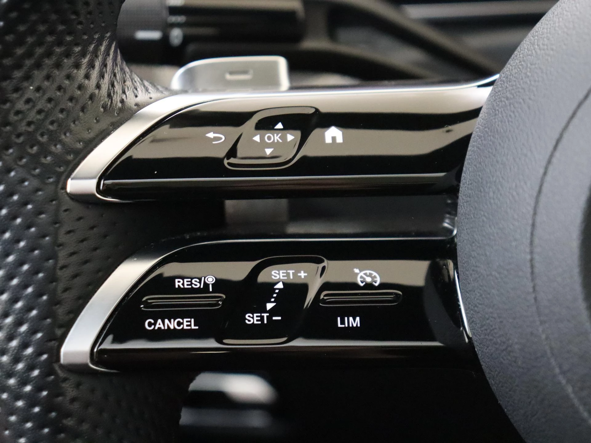 Mercedes-Benz-C-Klasse-image-12