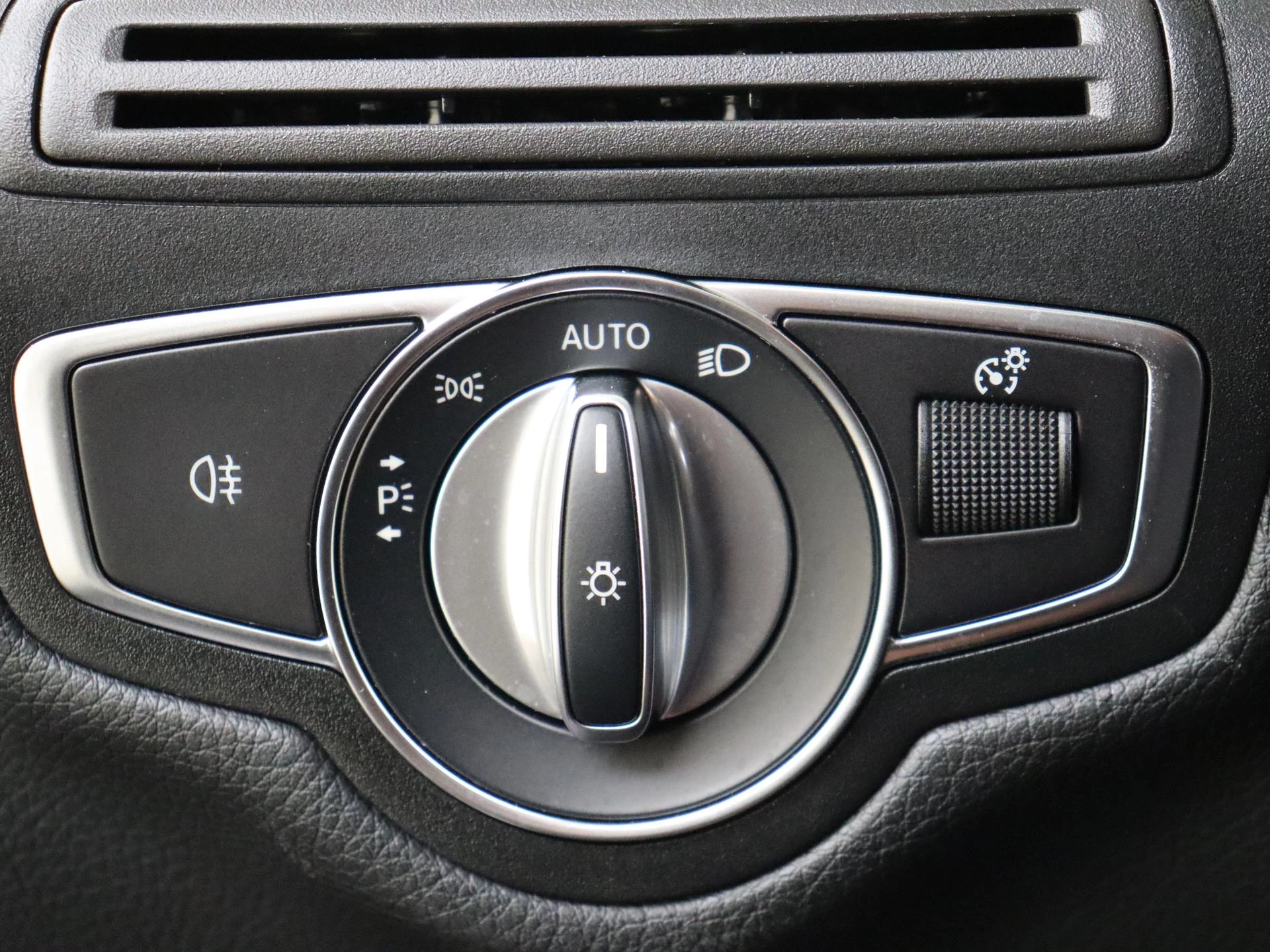 Mercedes-Benz-GLC-image-24