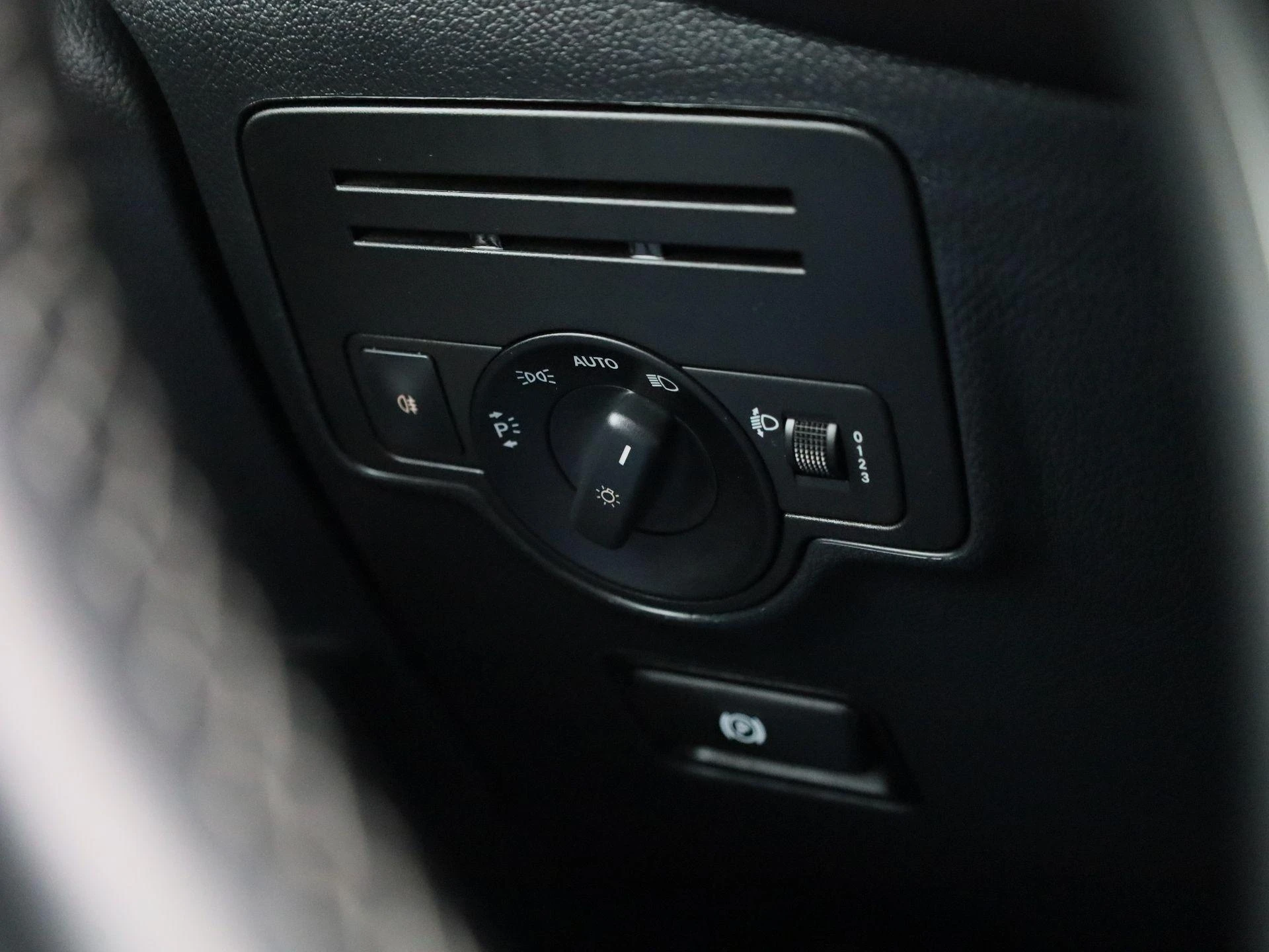 Mercedes-Benz-Vito-image-21
