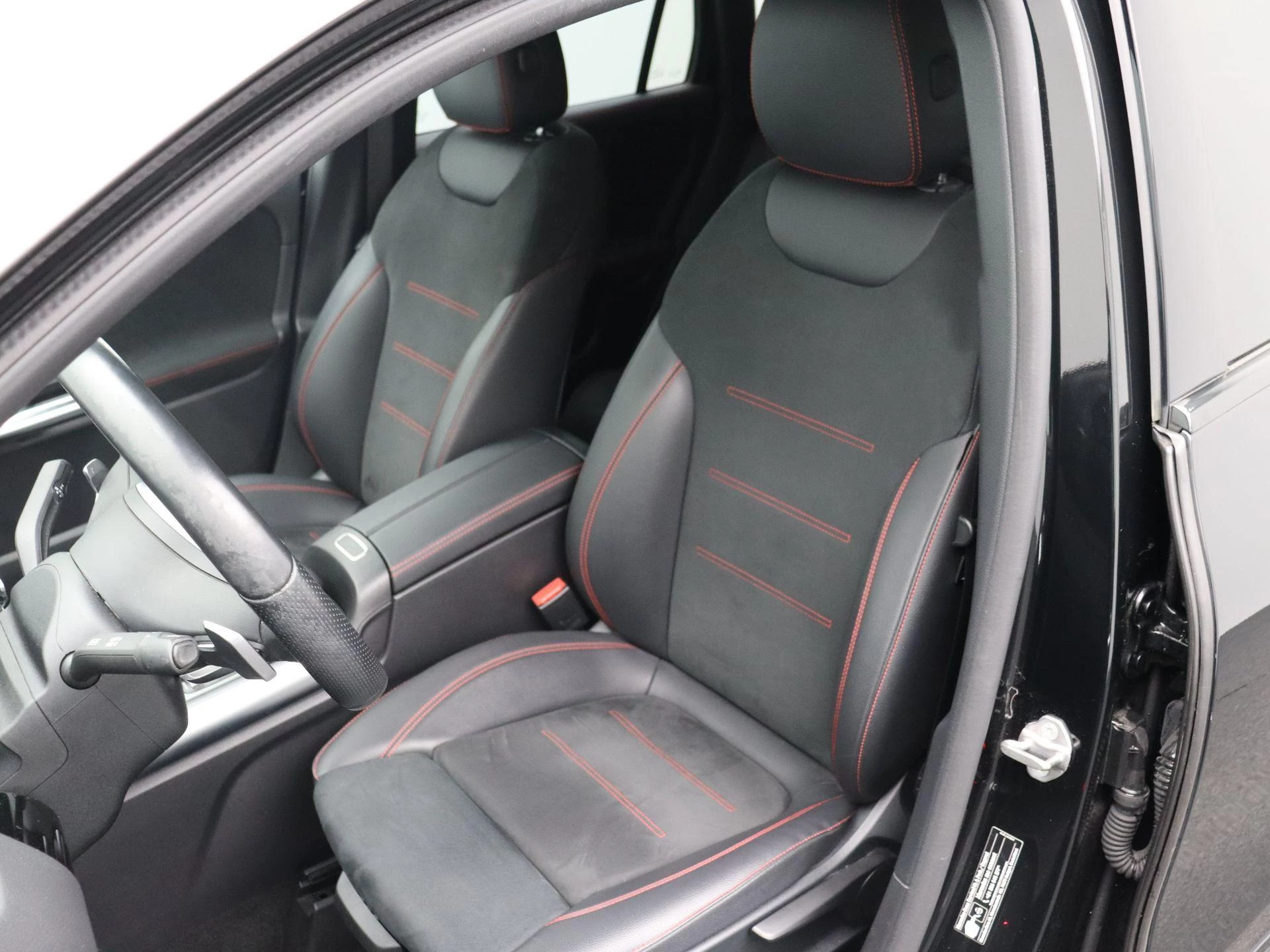 Mercedes-Benz GLA 180 AMG Line + NIGHTPAKKET + SENSOREN + CAMERA +