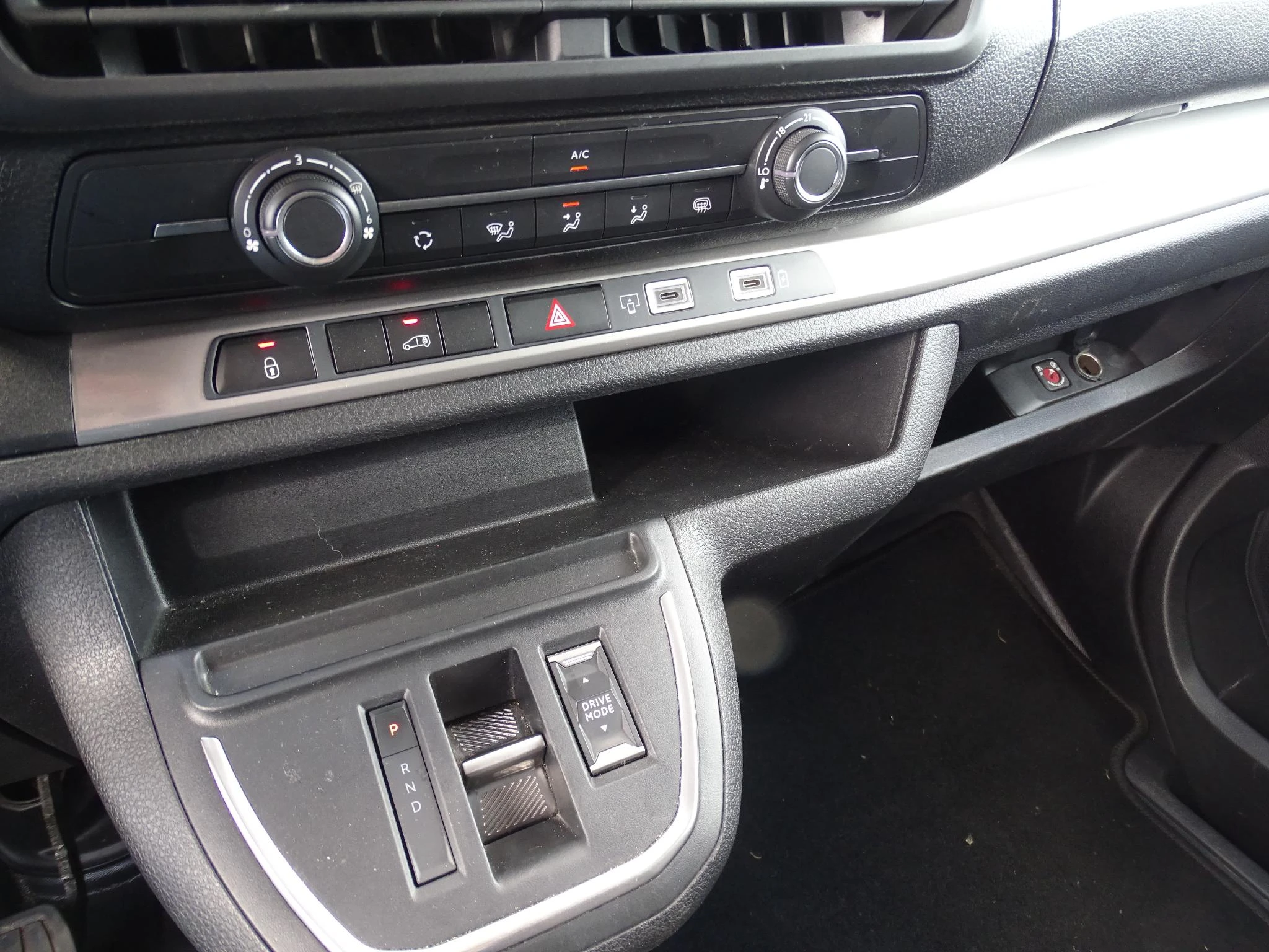 Opel-Vivaro-image-27