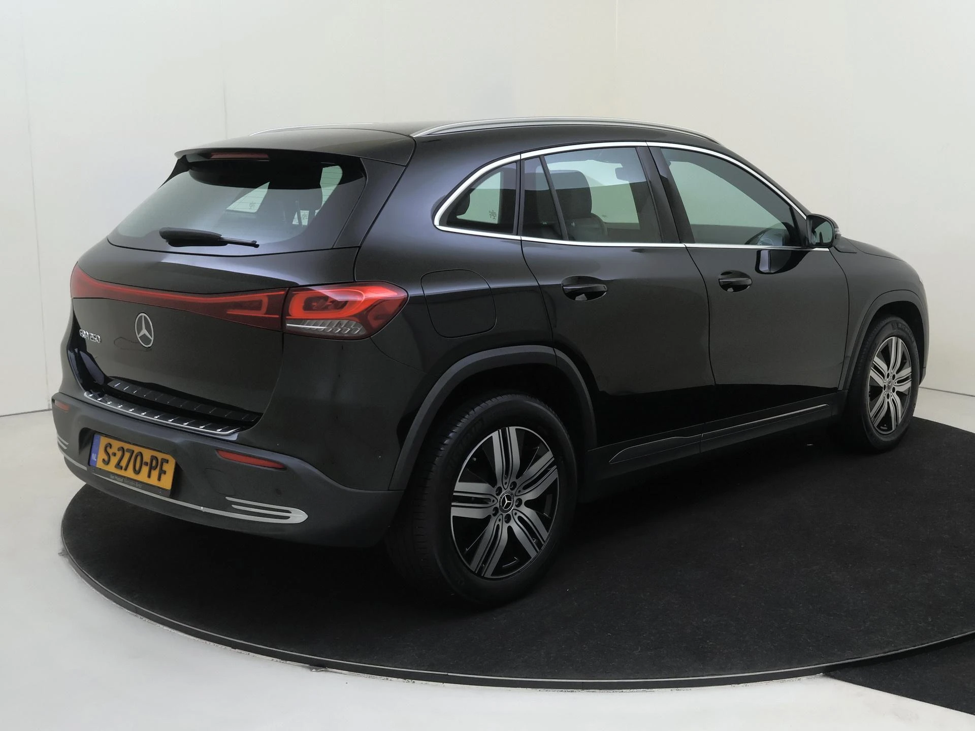 Mercedes-Benz-EQA-image-3
