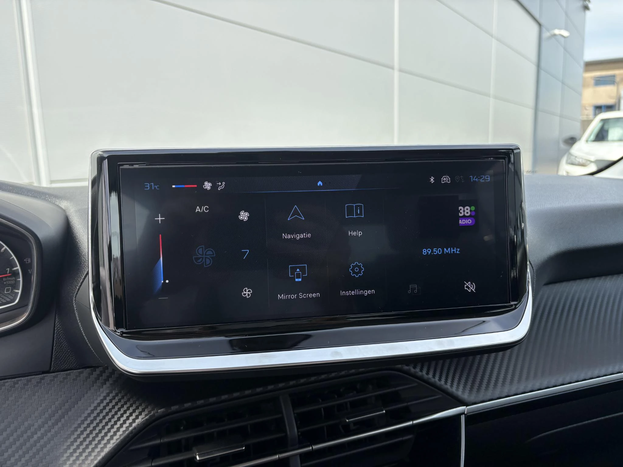 Peugeot-208-image-14