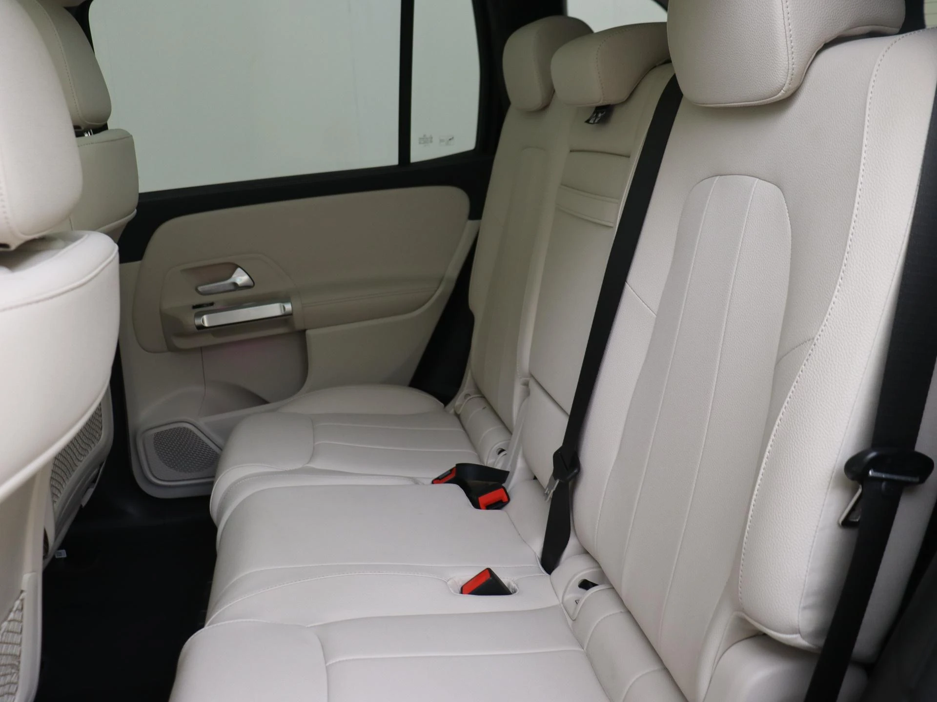 Mercedes-Benz-EQB-image-15