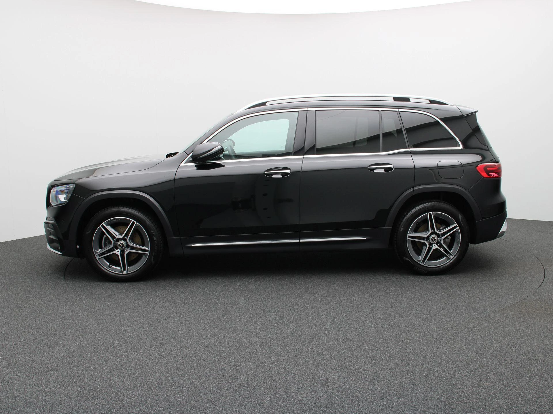 Mercedes-Benz-GLB-image-3