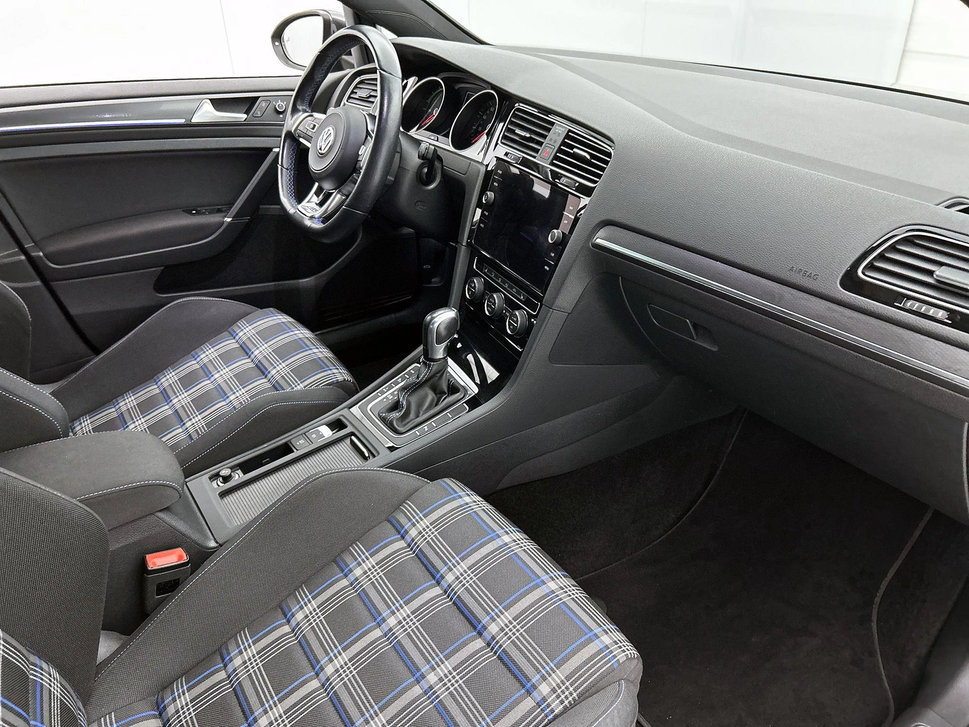 Volkswagen-Golf-image-19