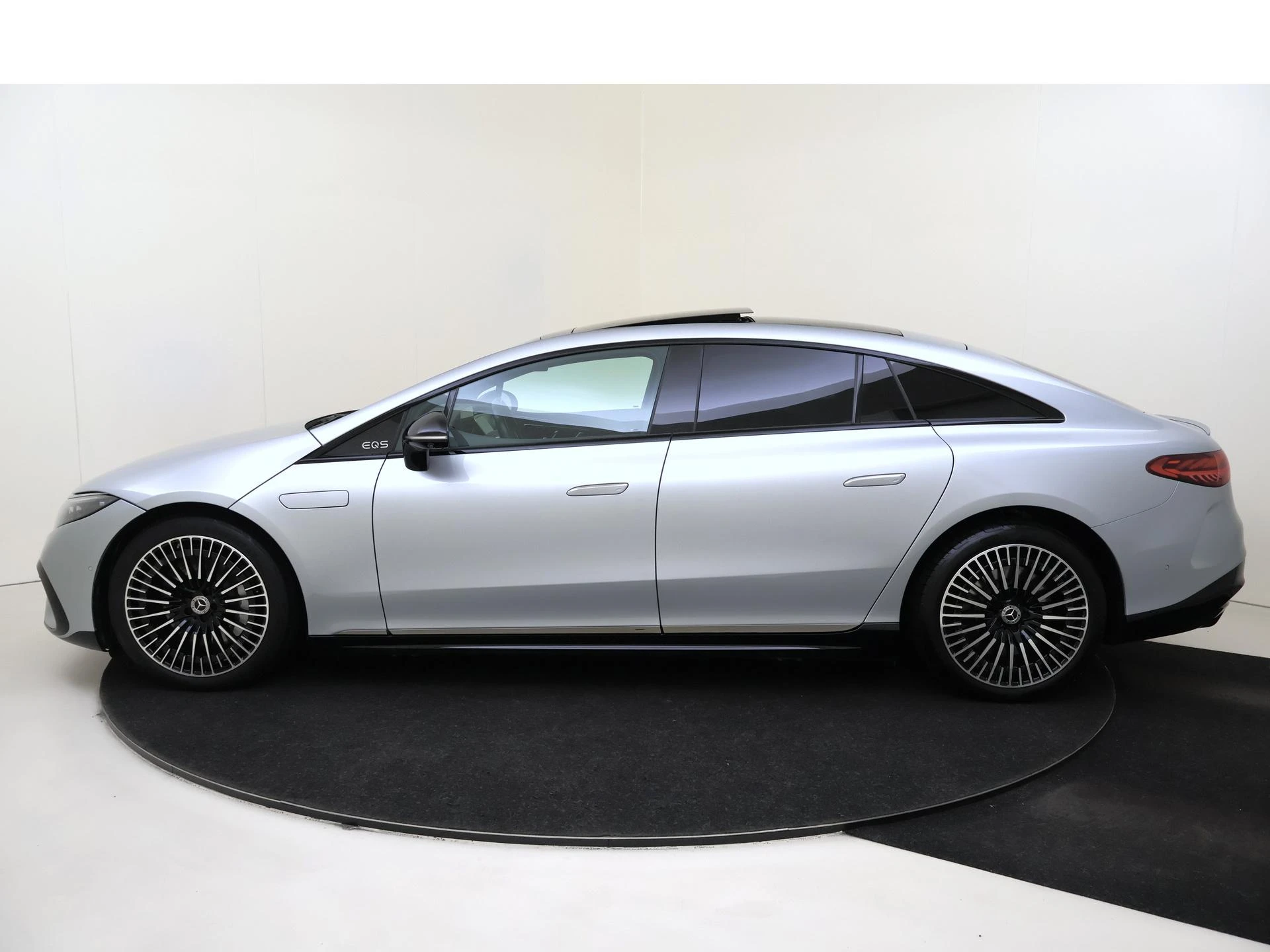 Mercedes-Benz-EQS-image-7