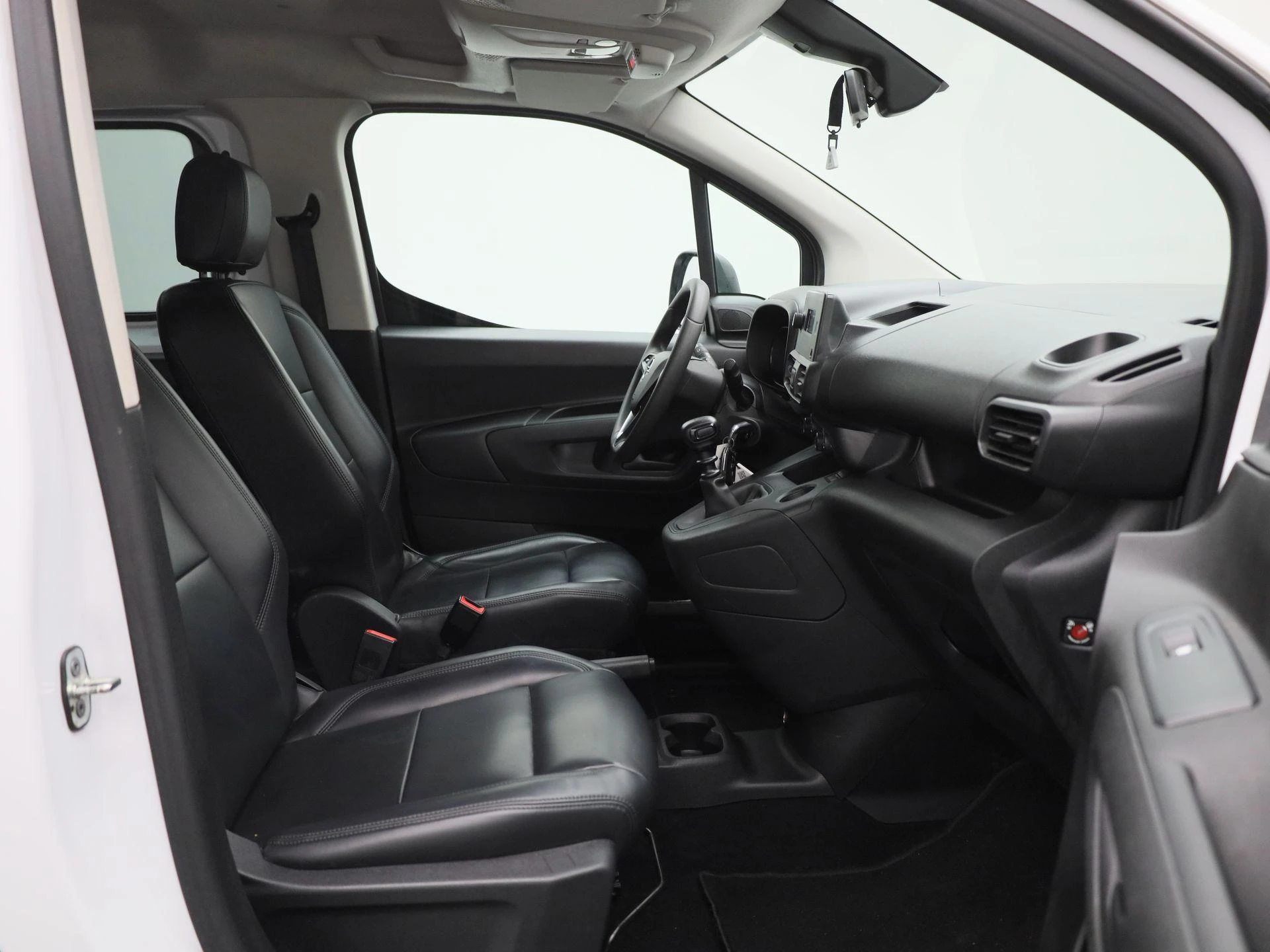 Opel-Combo Life-image-12