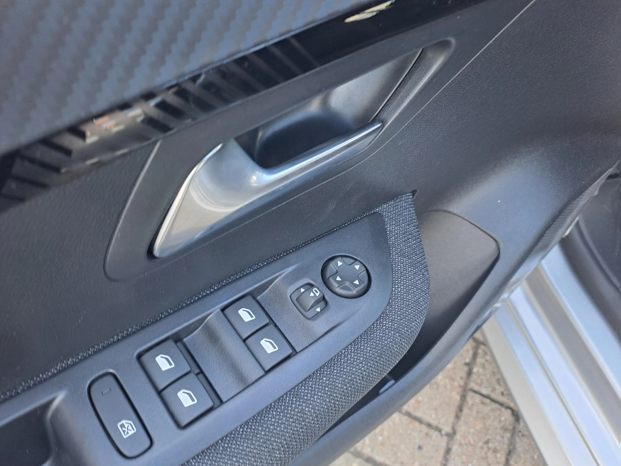 Peugeot-e-208-image-9