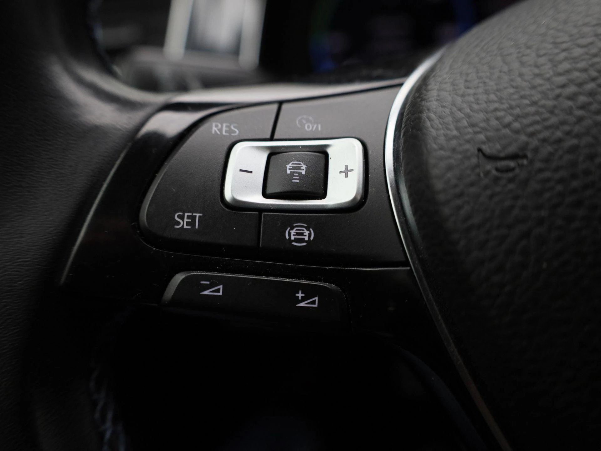 Volkswagen-e-Golf-image-18