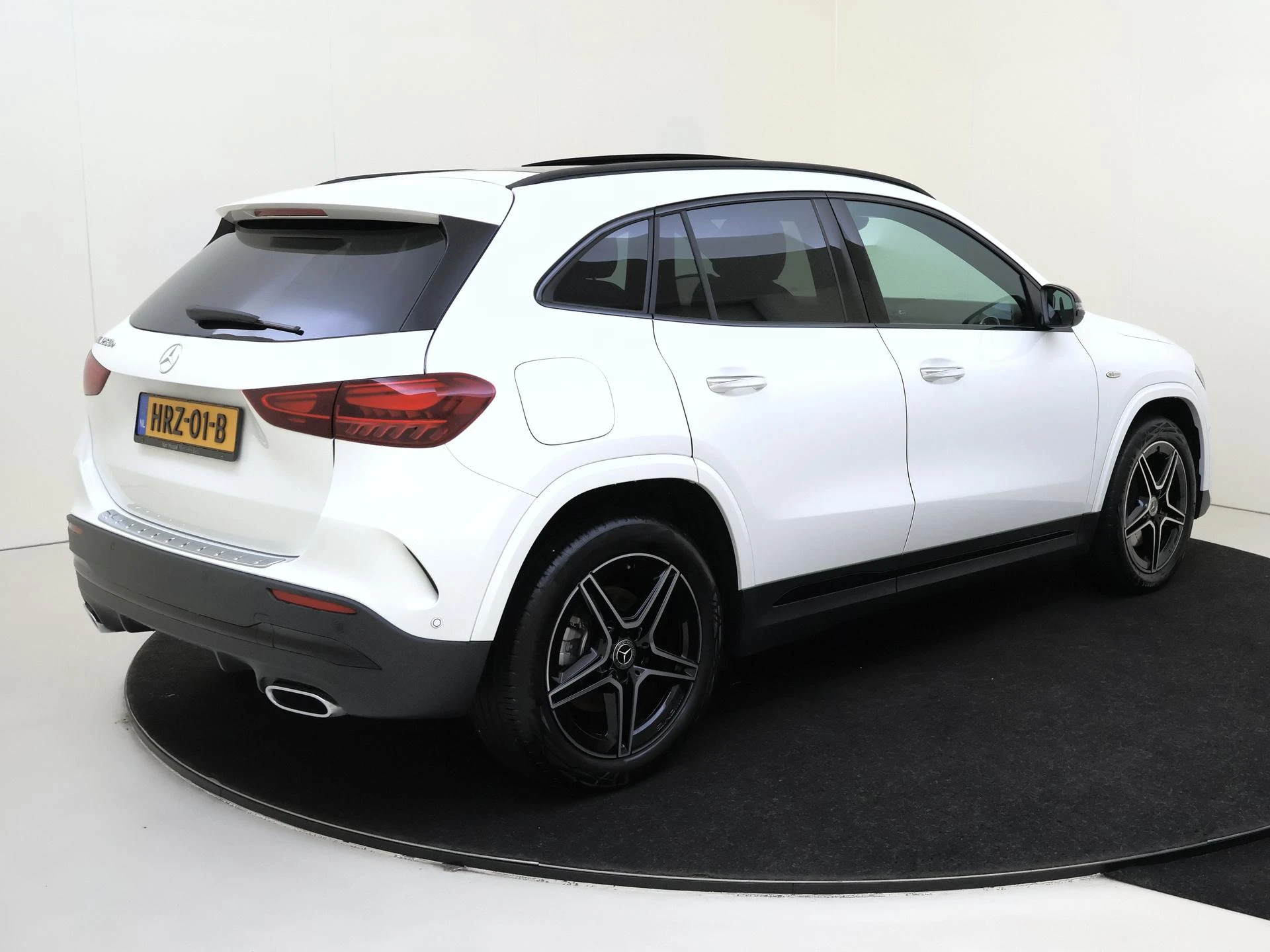 Mercedes-Benz-GLA-image-3