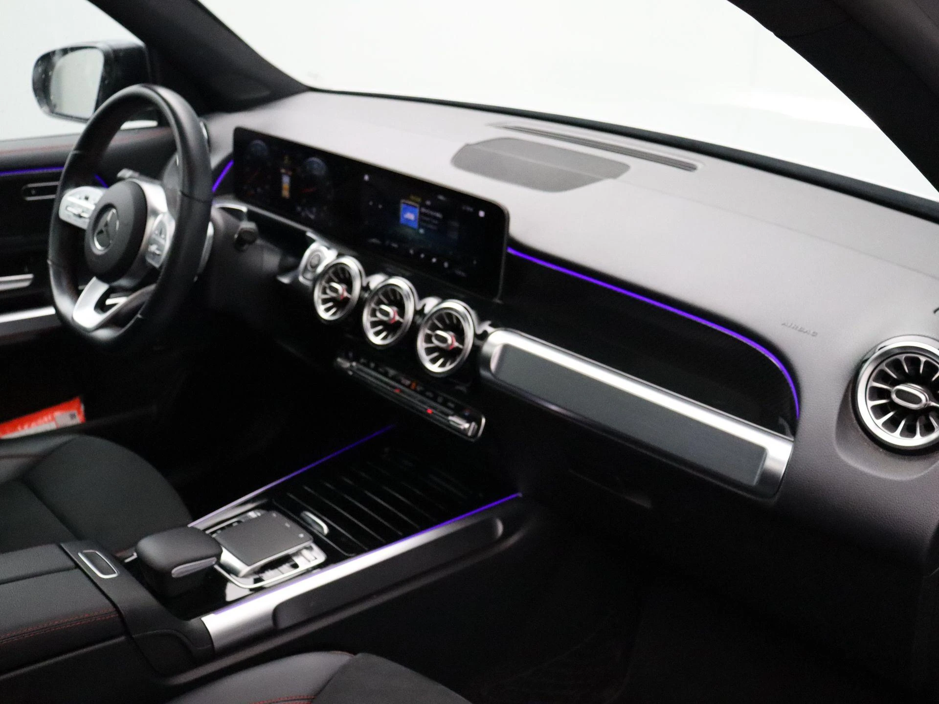 Mercedes-Benz-GLB-image-29