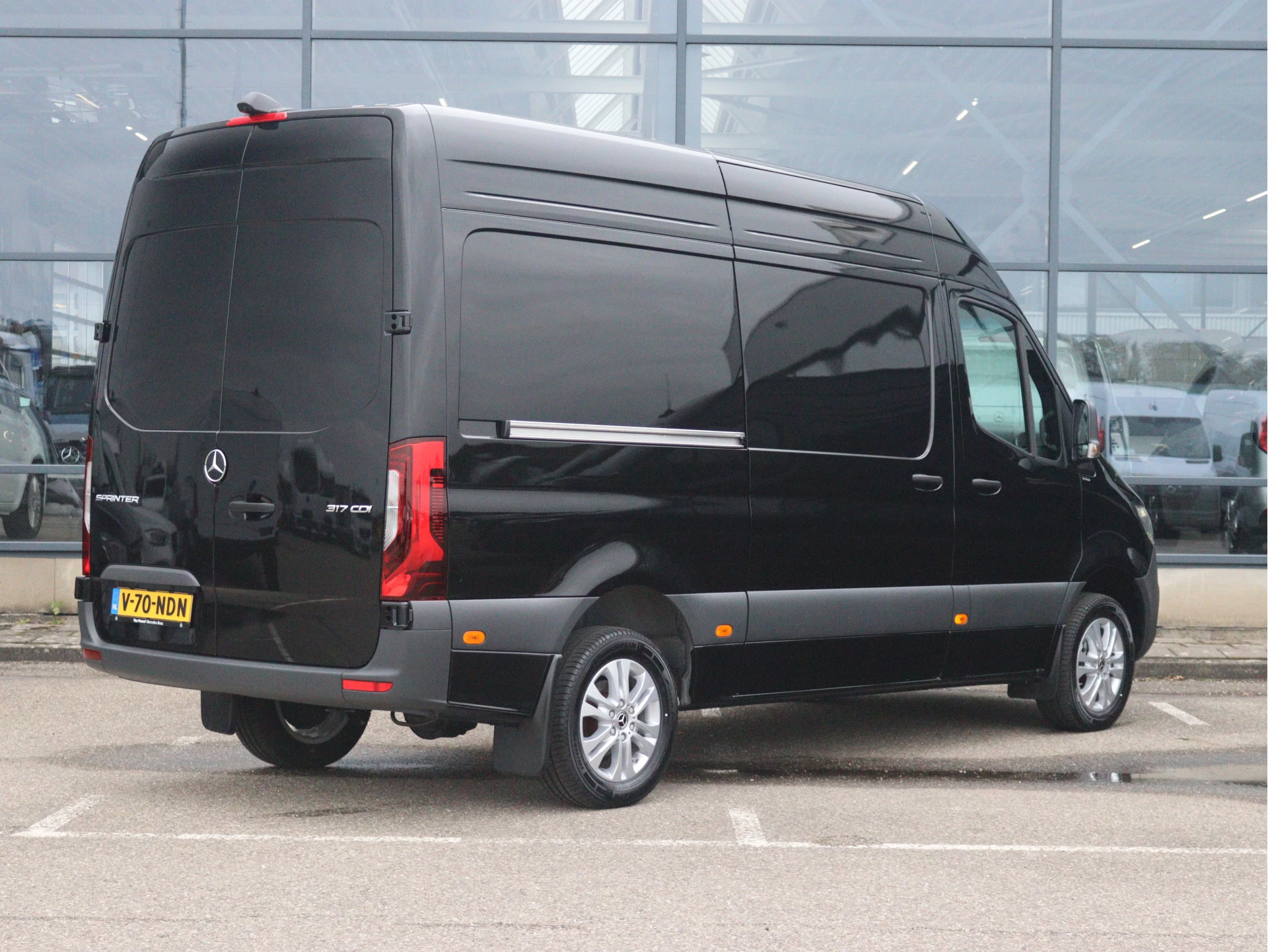 Mercedes-Benz-Sprinter-image-1