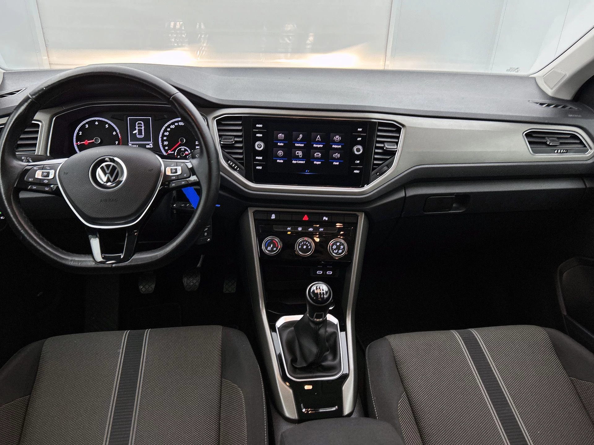 Volkswagen-T-Roc-image-17