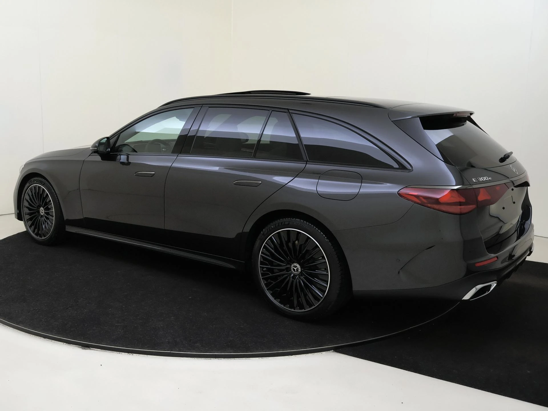 Mercedes-Benz-E-Klasse-image-2