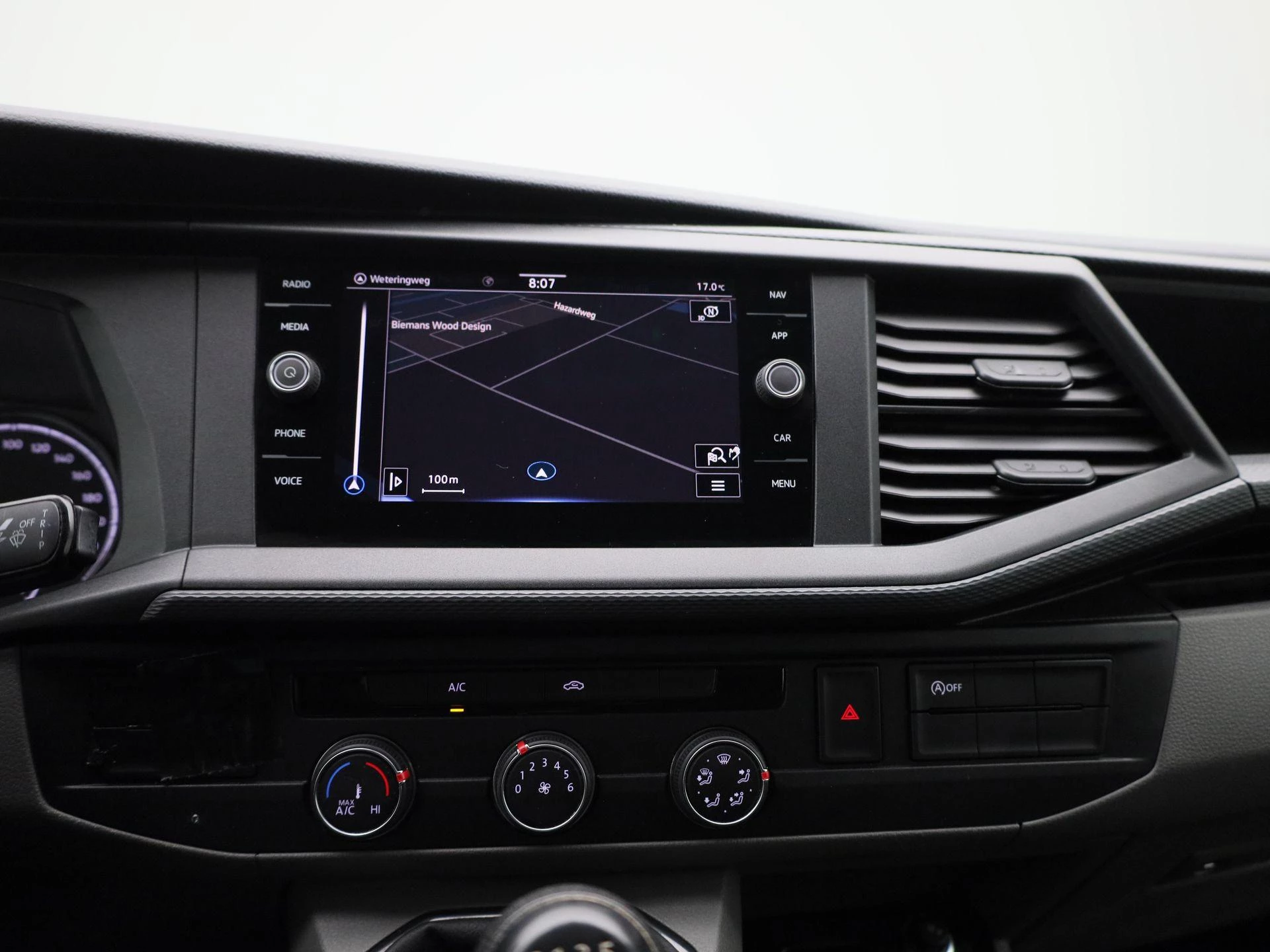 Volkswagen-Transporter-image-8