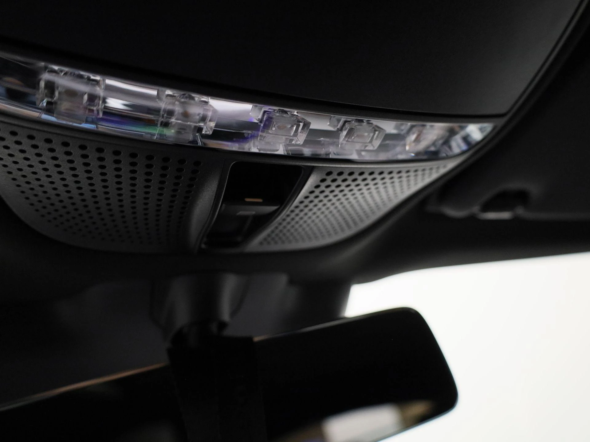 Mercedes-Benz-EQC-image-32