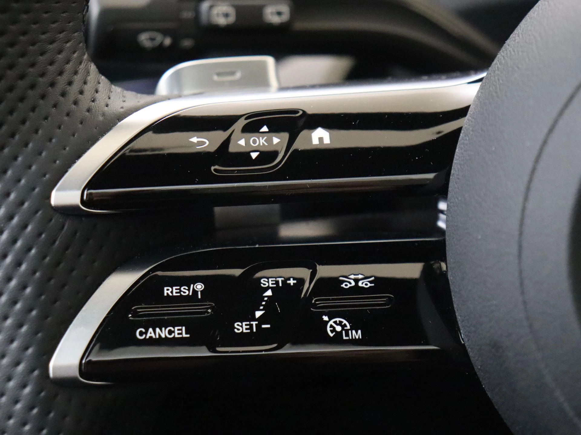 Mercedes-Benz-CLA-image-12