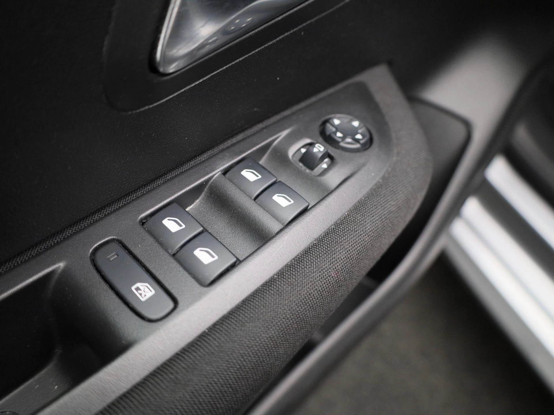 Peugeot-208-image-24