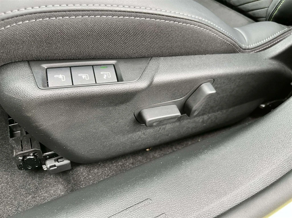 Peugeot-e-208-image-11