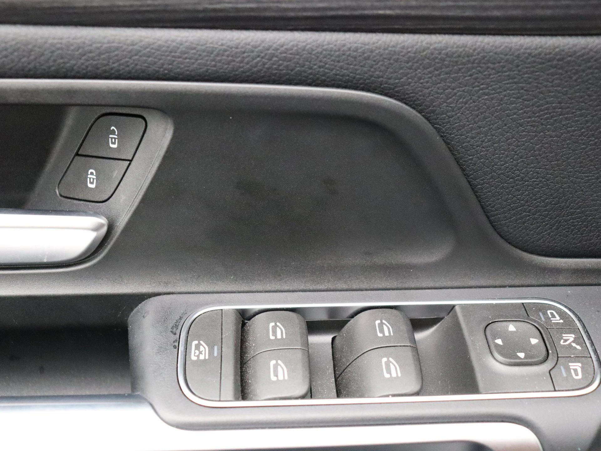 Mercedes-Benz-EQB-image-9