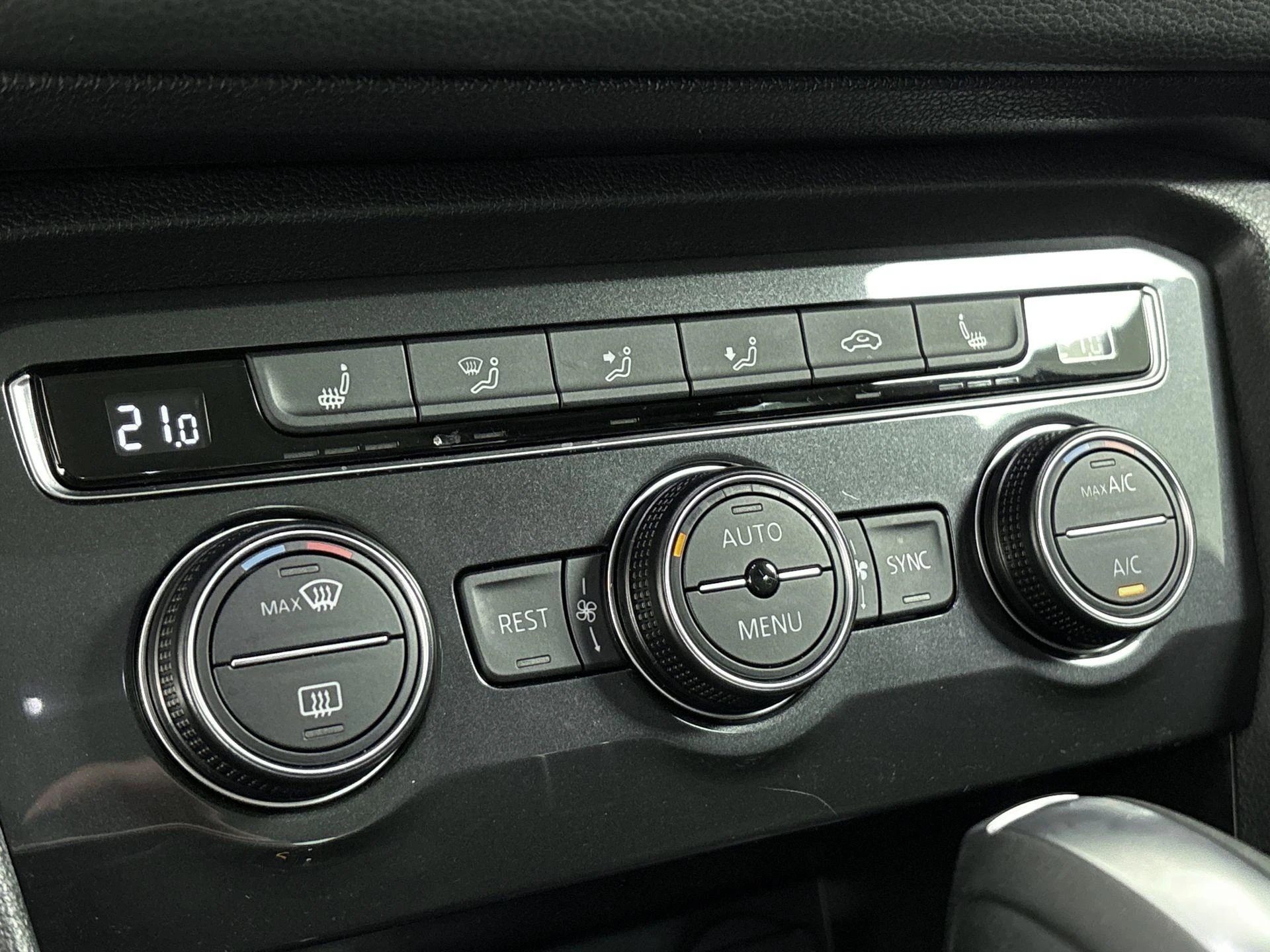 Volkswagen-Tiguan-image-23