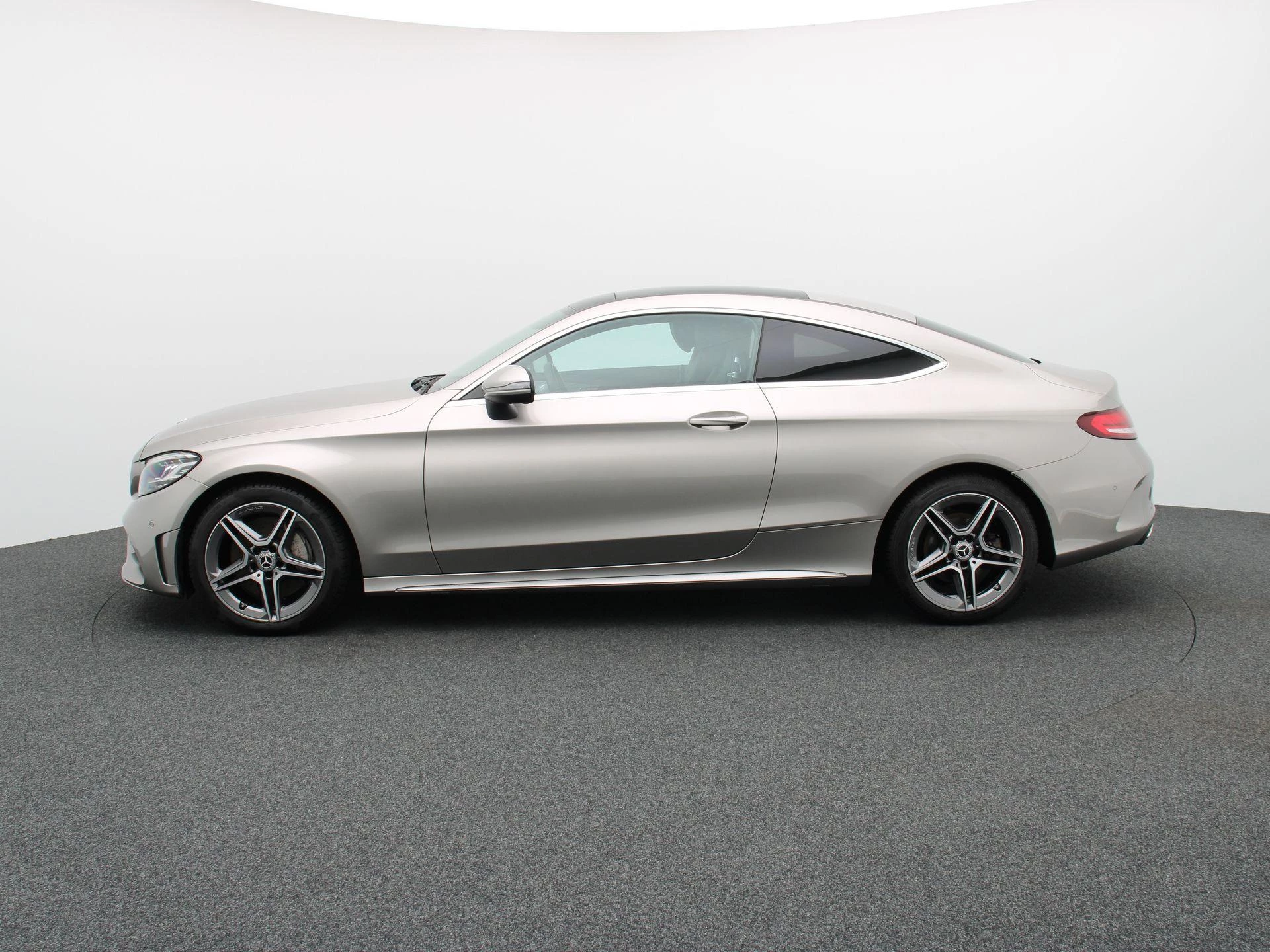 Mercedes-Benz C-Klasse 300 AMG LINE Coupé + 258 PK + PANO DAK + BURMESTER + TREKHAAK +