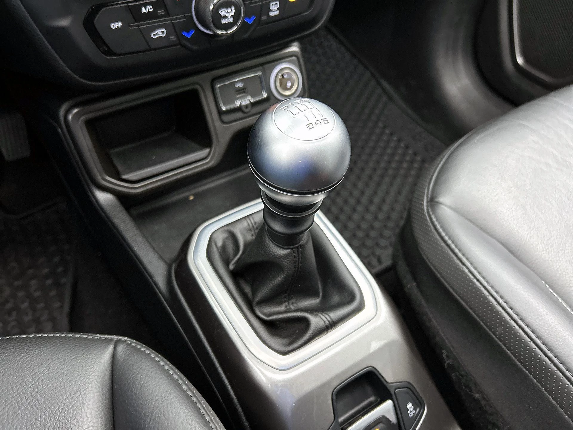 Jeep-Renegade-image-27