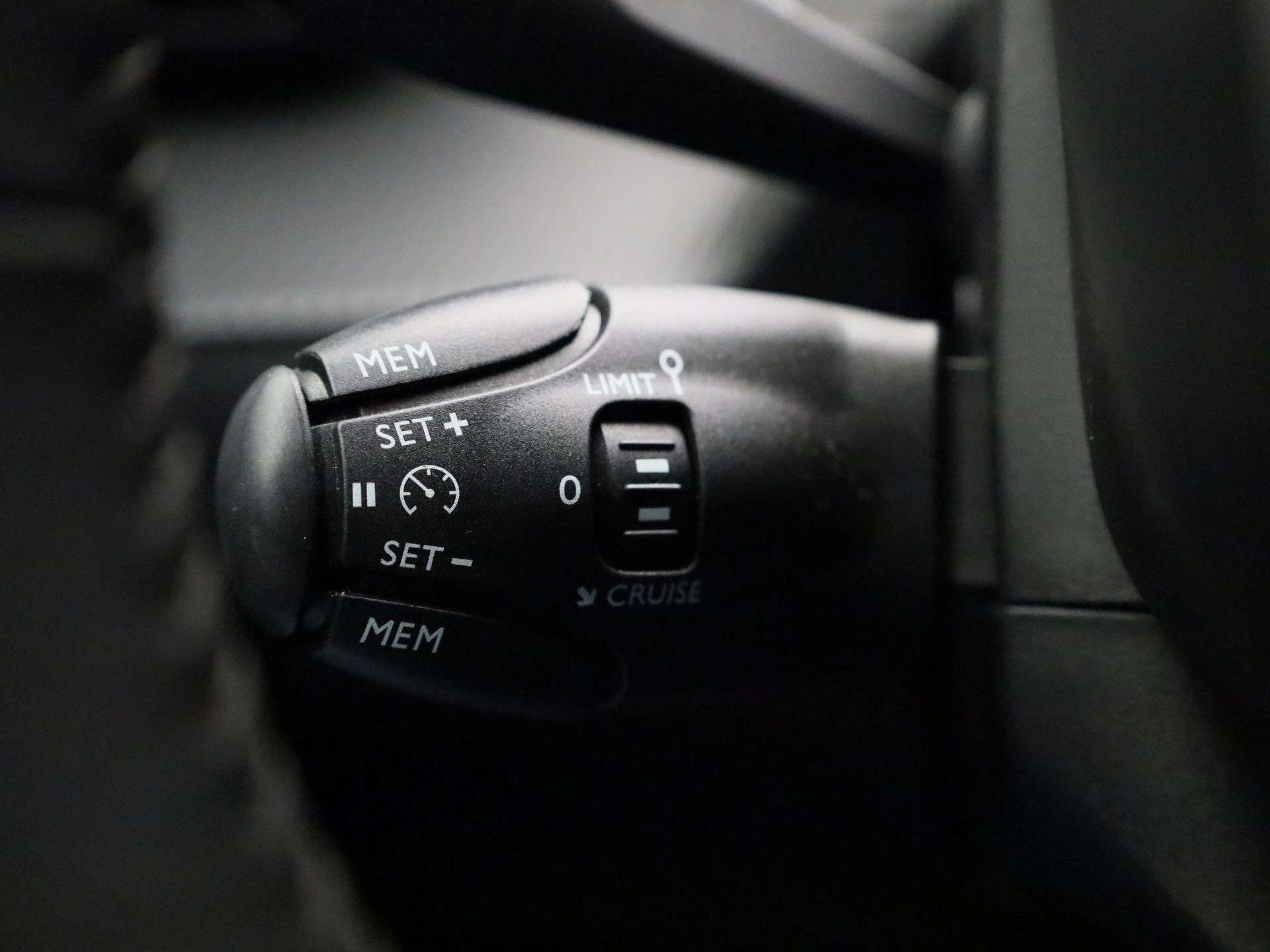 Peugeot-e-208-image-22