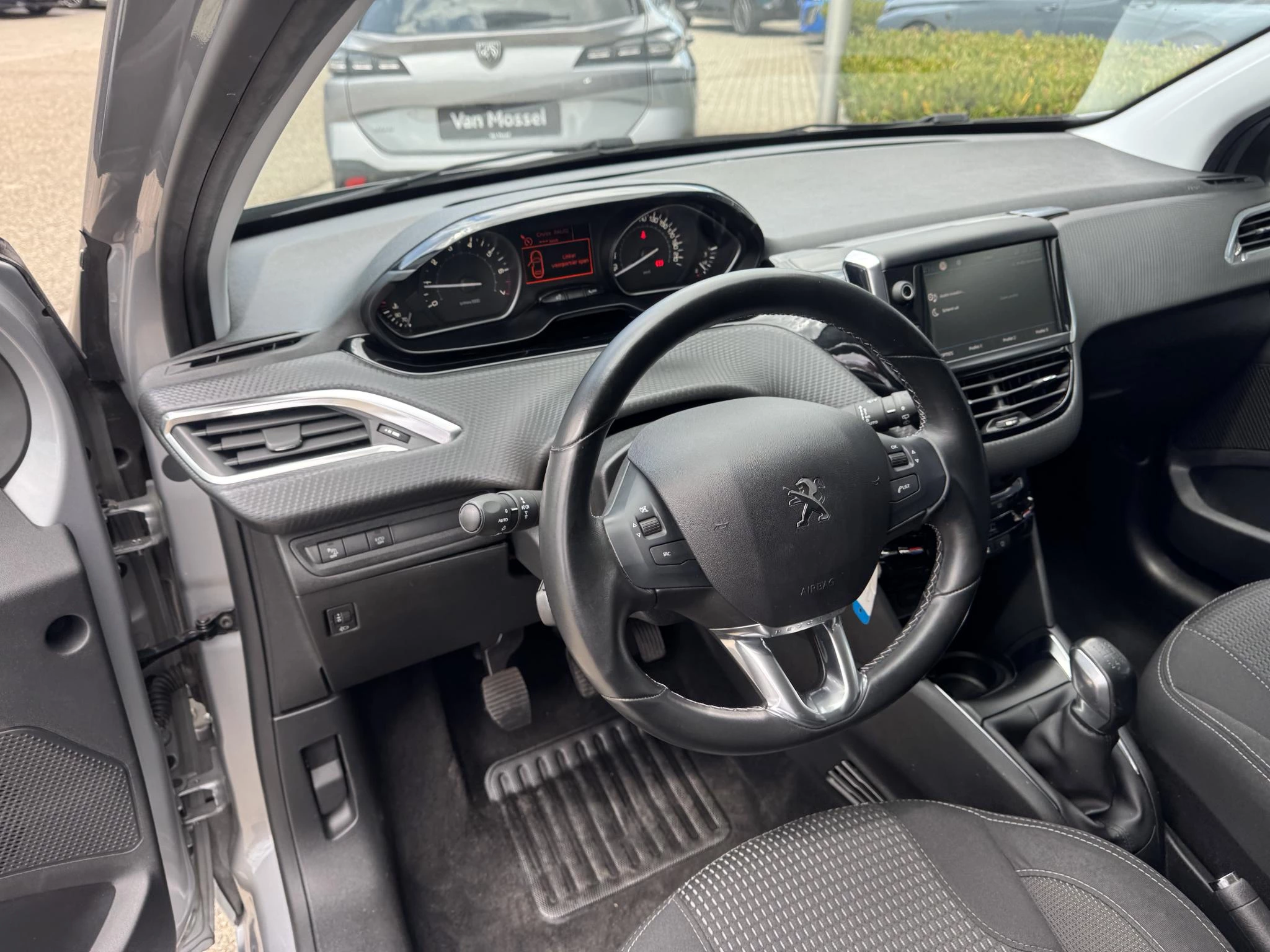 Peugeot-208-image-16