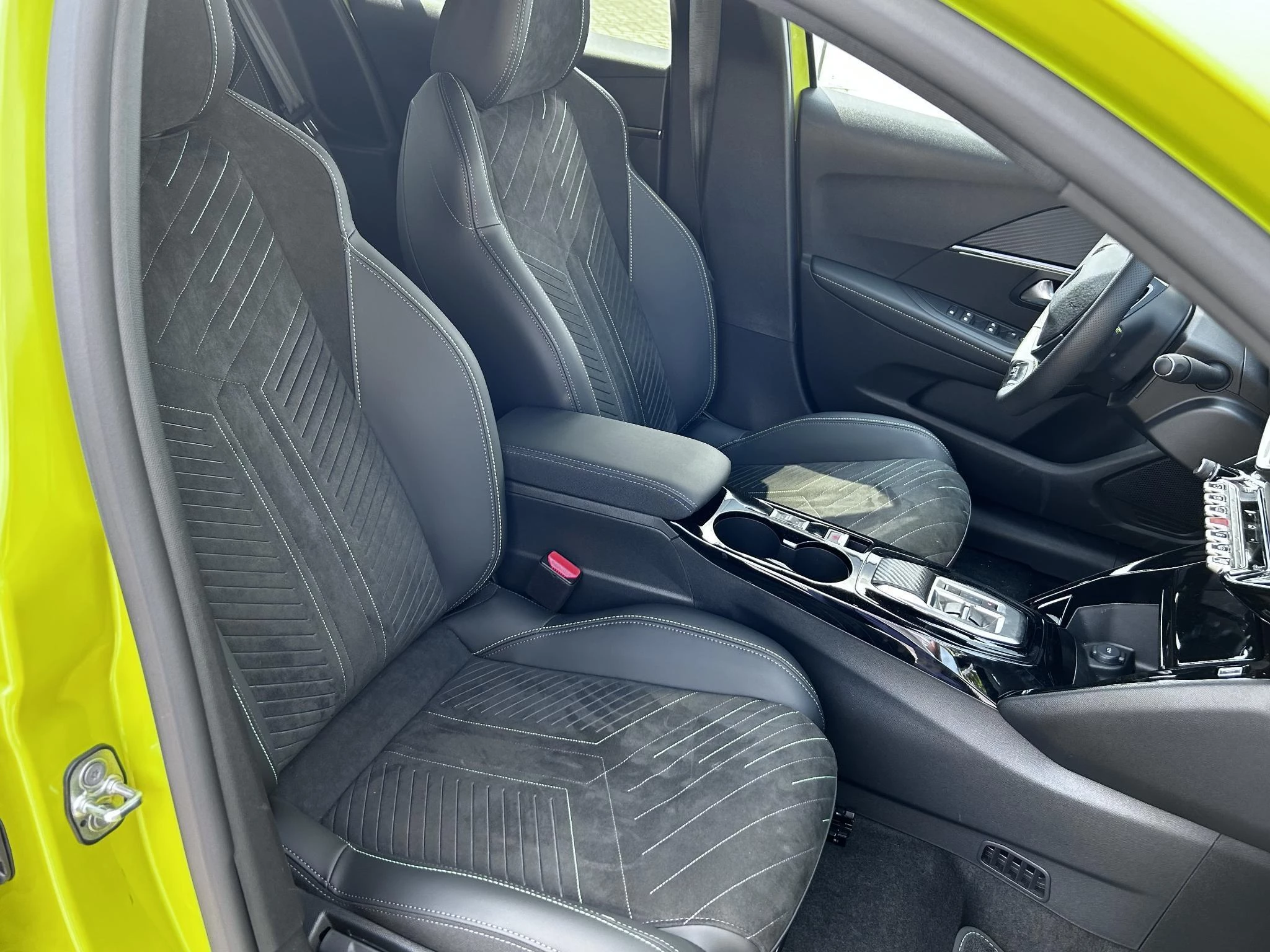 Peugeot-e-208-image-22