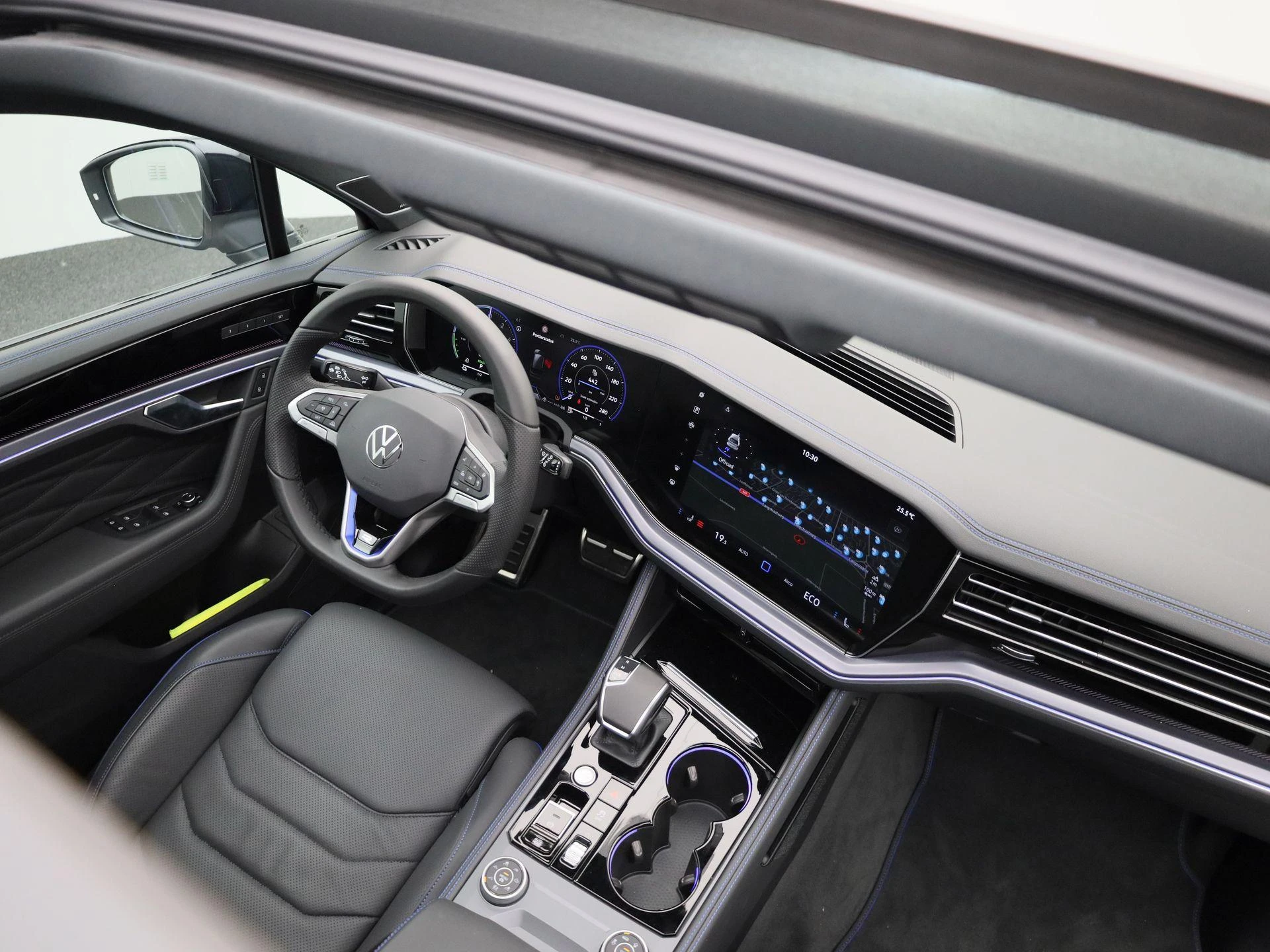Volkswagen-Touareg-image-48
