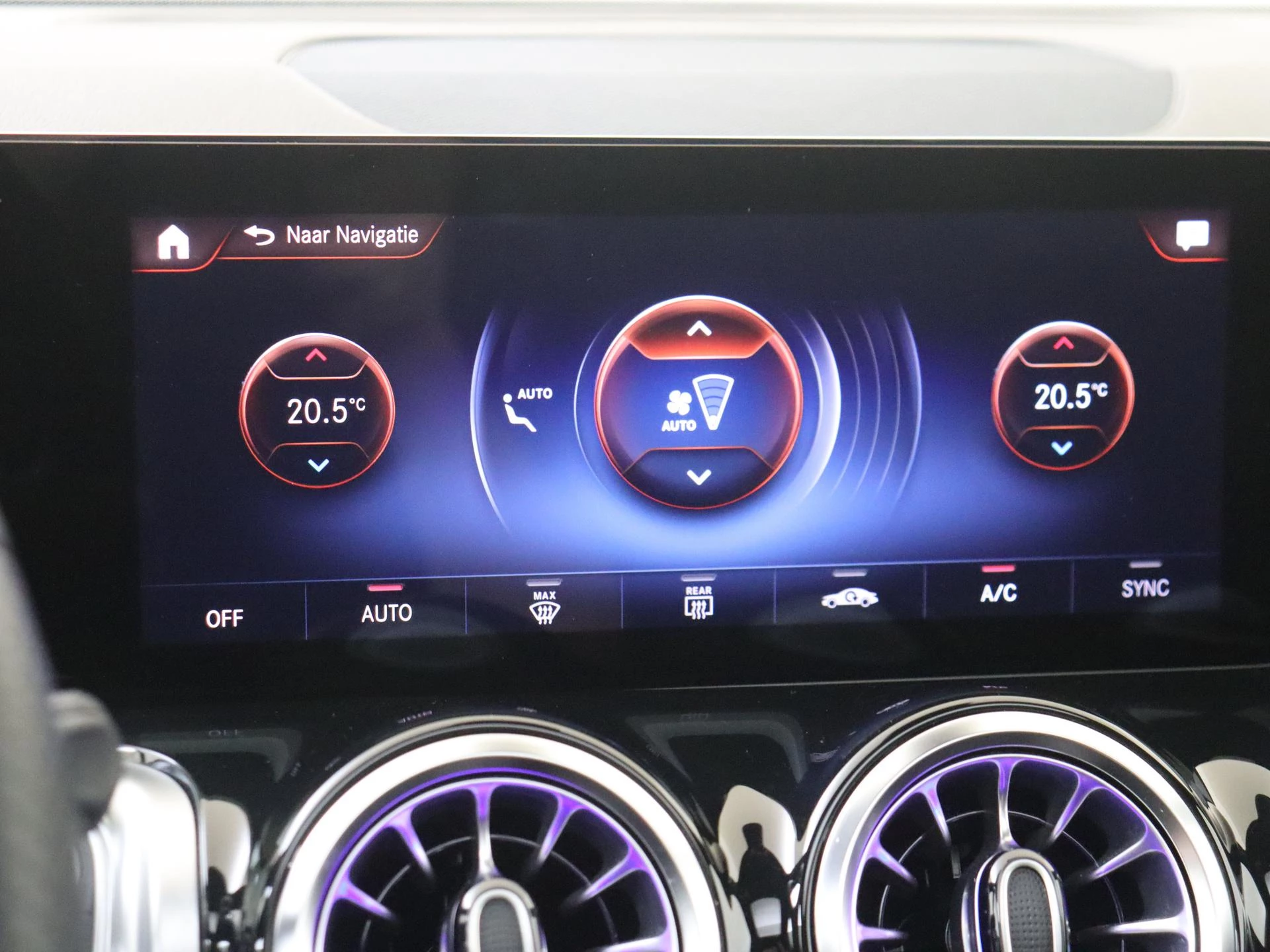 Mercedes-Benz-GLB-image-17