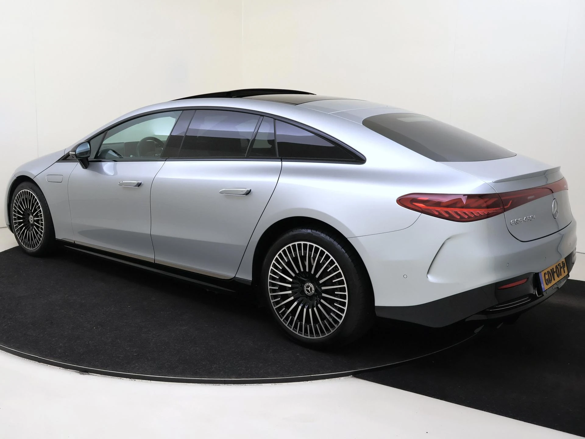 Mercedes-Benz-EQS-image-2