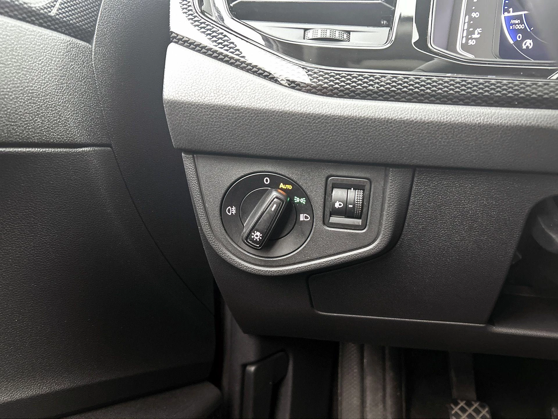 Volkswagen-Polo-image-19