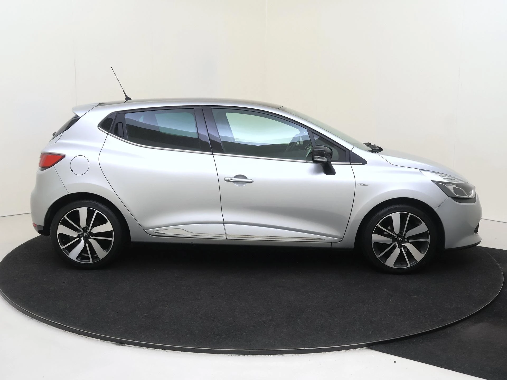 Renault-Clio-image-8