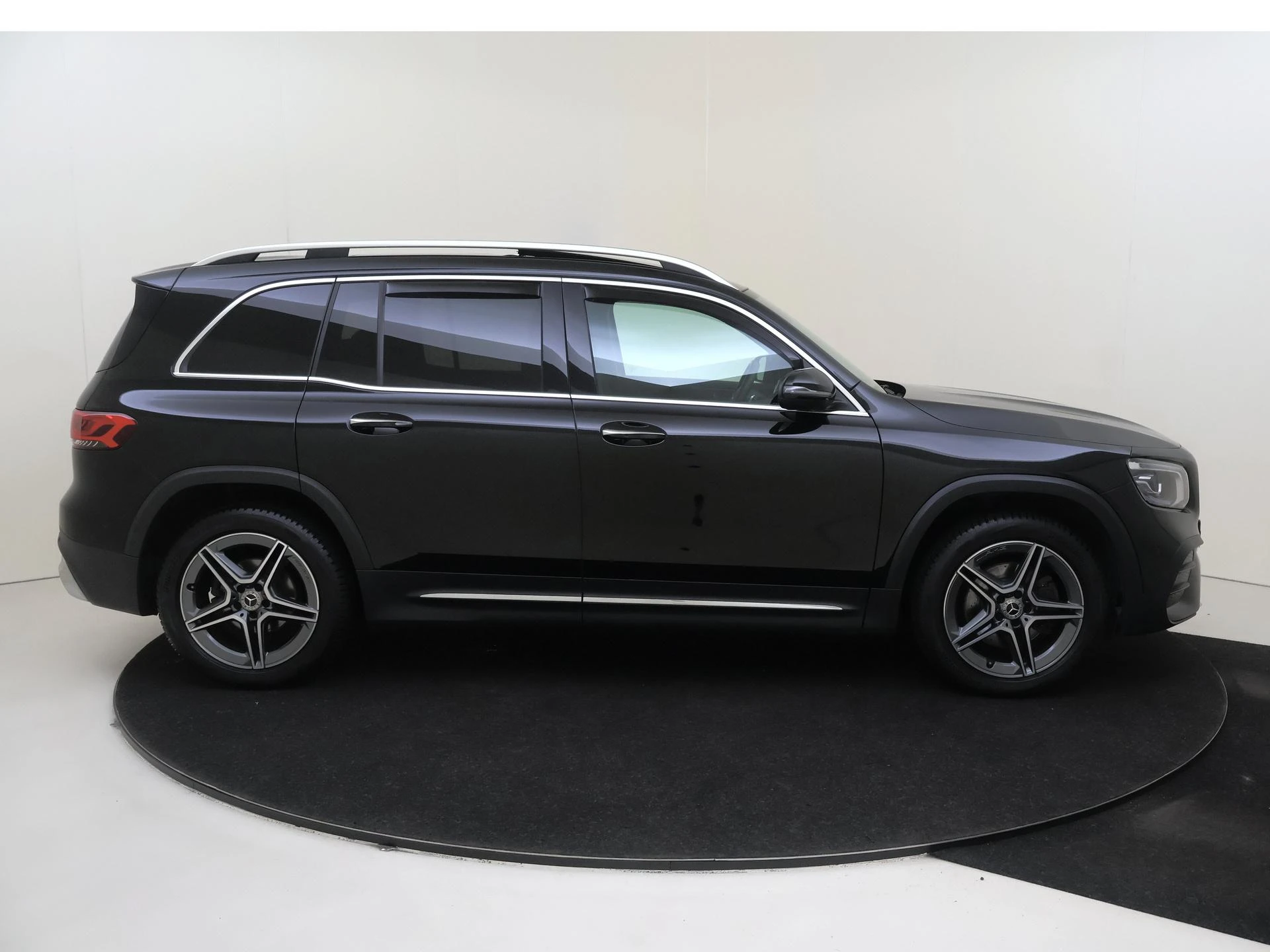 Mercedes-Benz-GLB-image-8