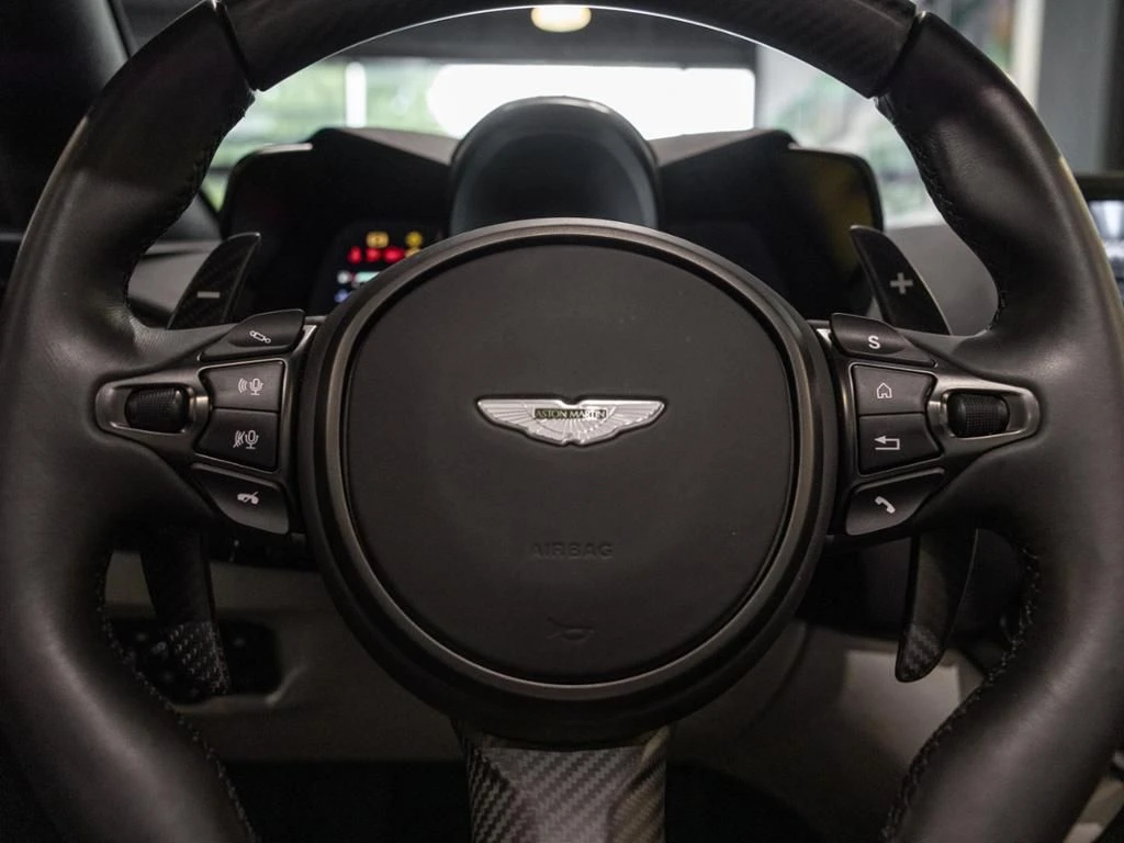 Aston Martin-V12 Vantage-image-11