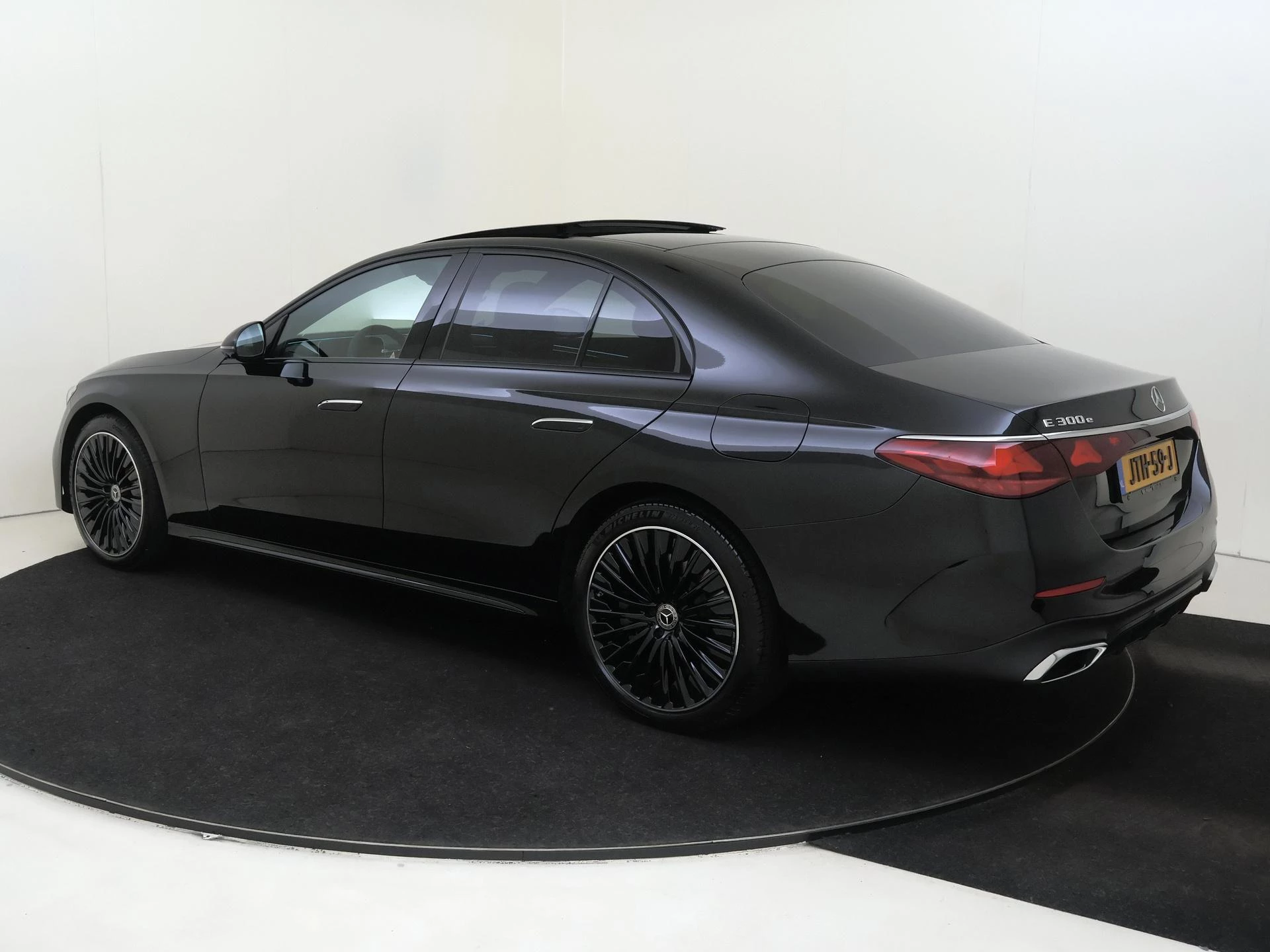 Mercedes-Benz-E-Klasse-image-5