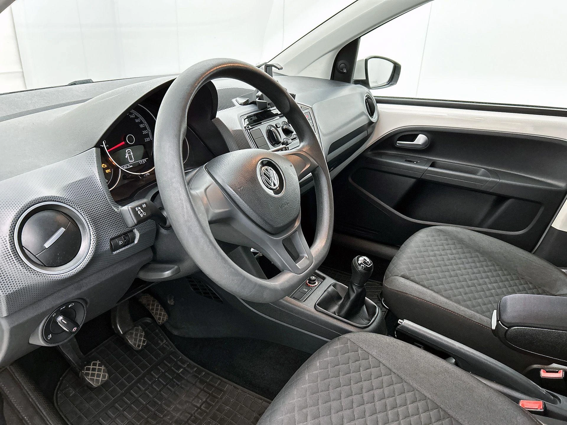 Volkswagen-up!-image-10