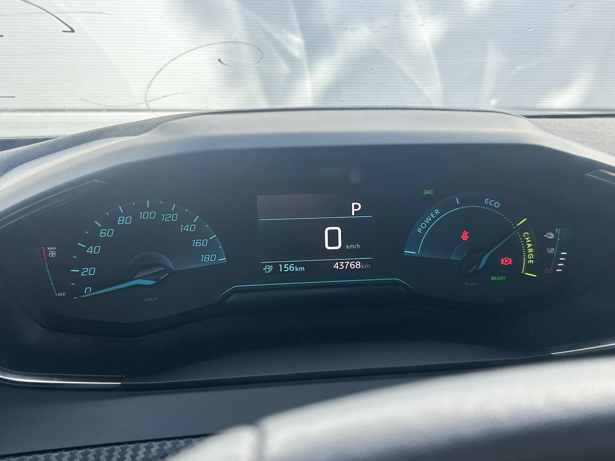 Peugeot-e-2008-image-18
